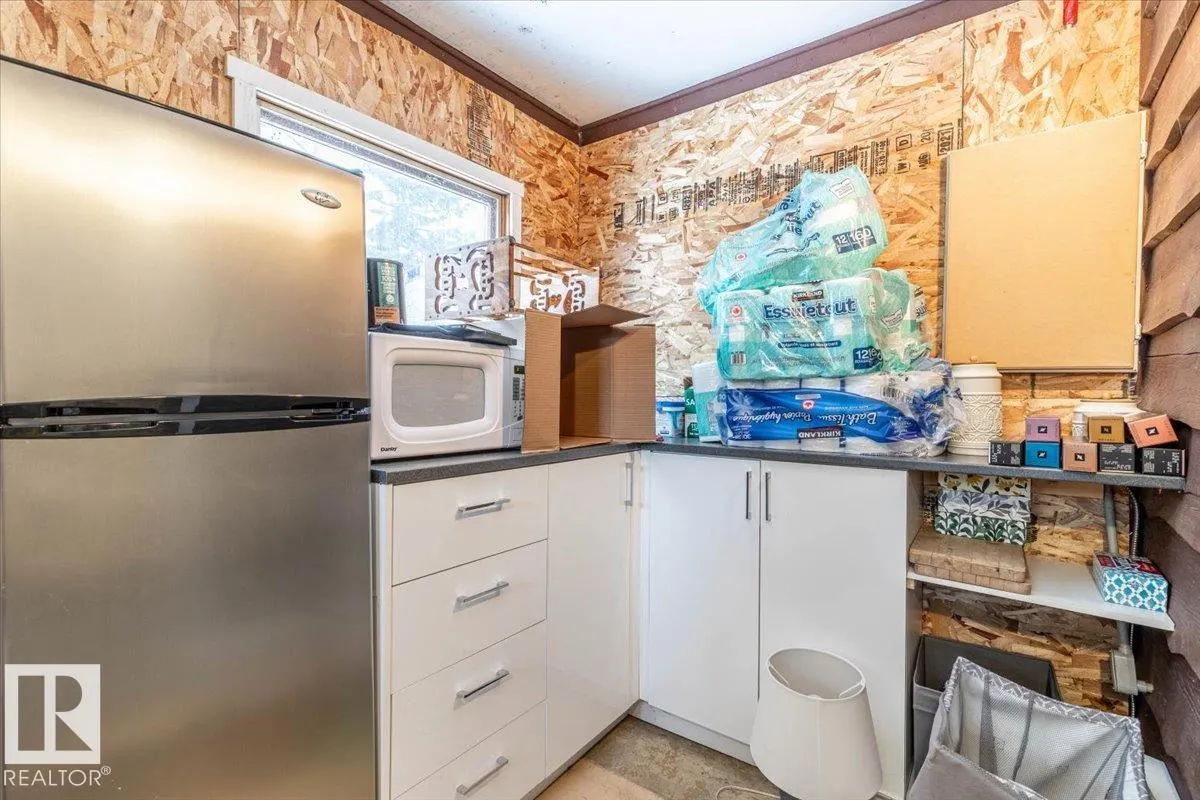 33 Lakeshore Dr