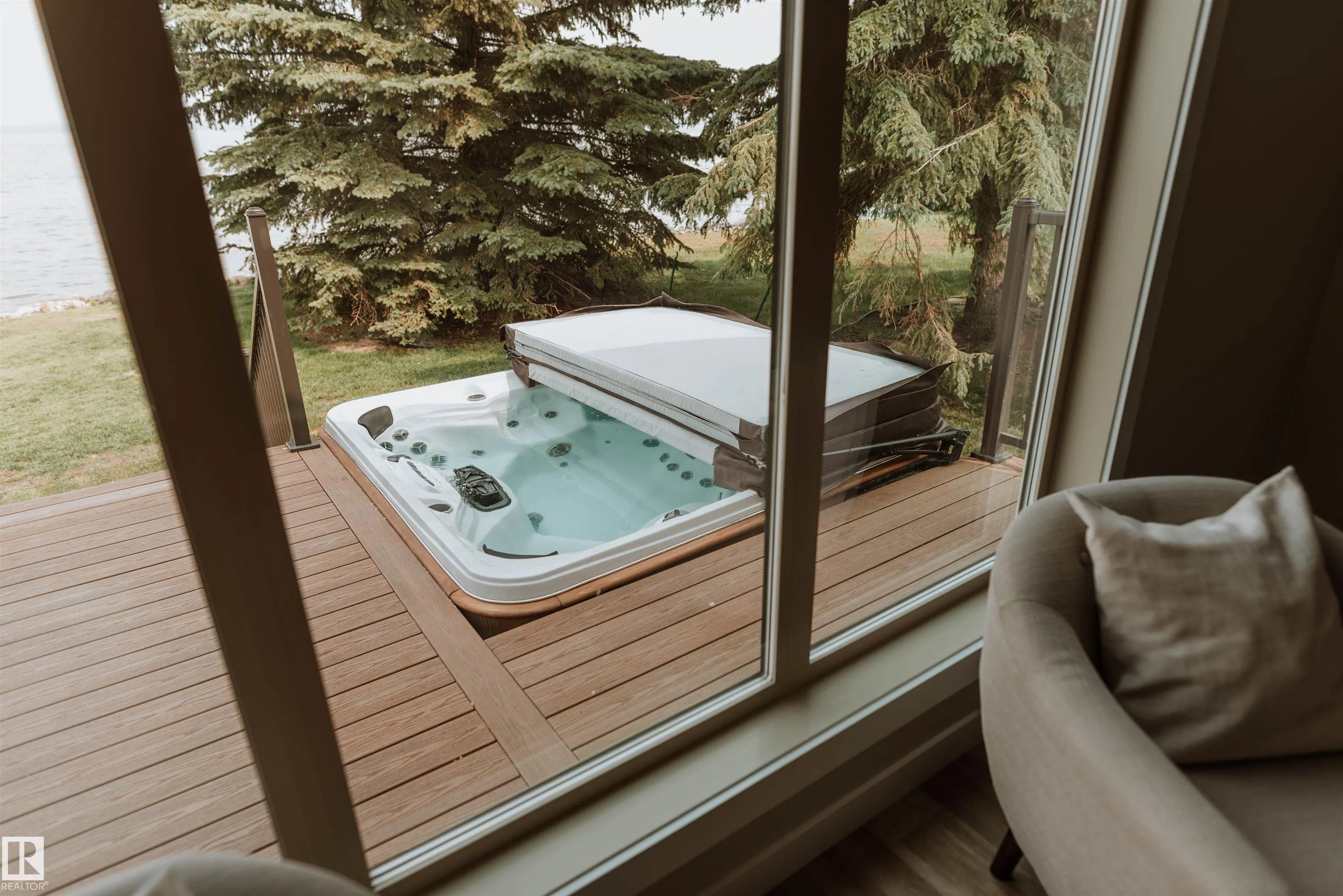 33 Lakeshore Dr