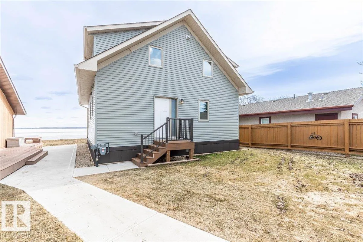 33 Lakeshore Dr