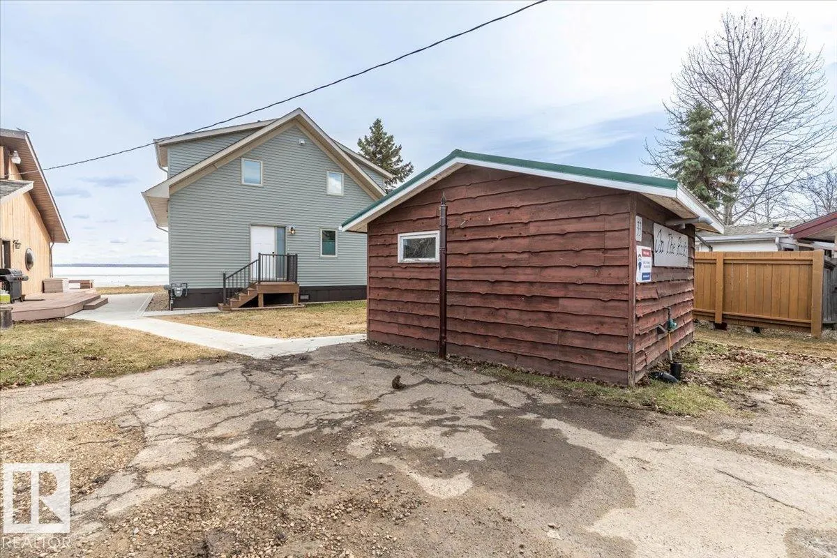 33 Lakeshore Dr