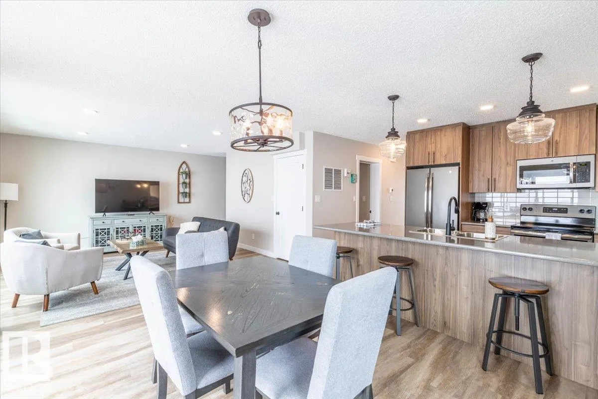 33 Lakeshore Dr