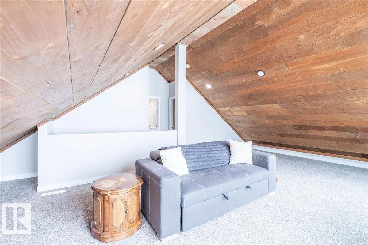 33 Lakeshore Dr