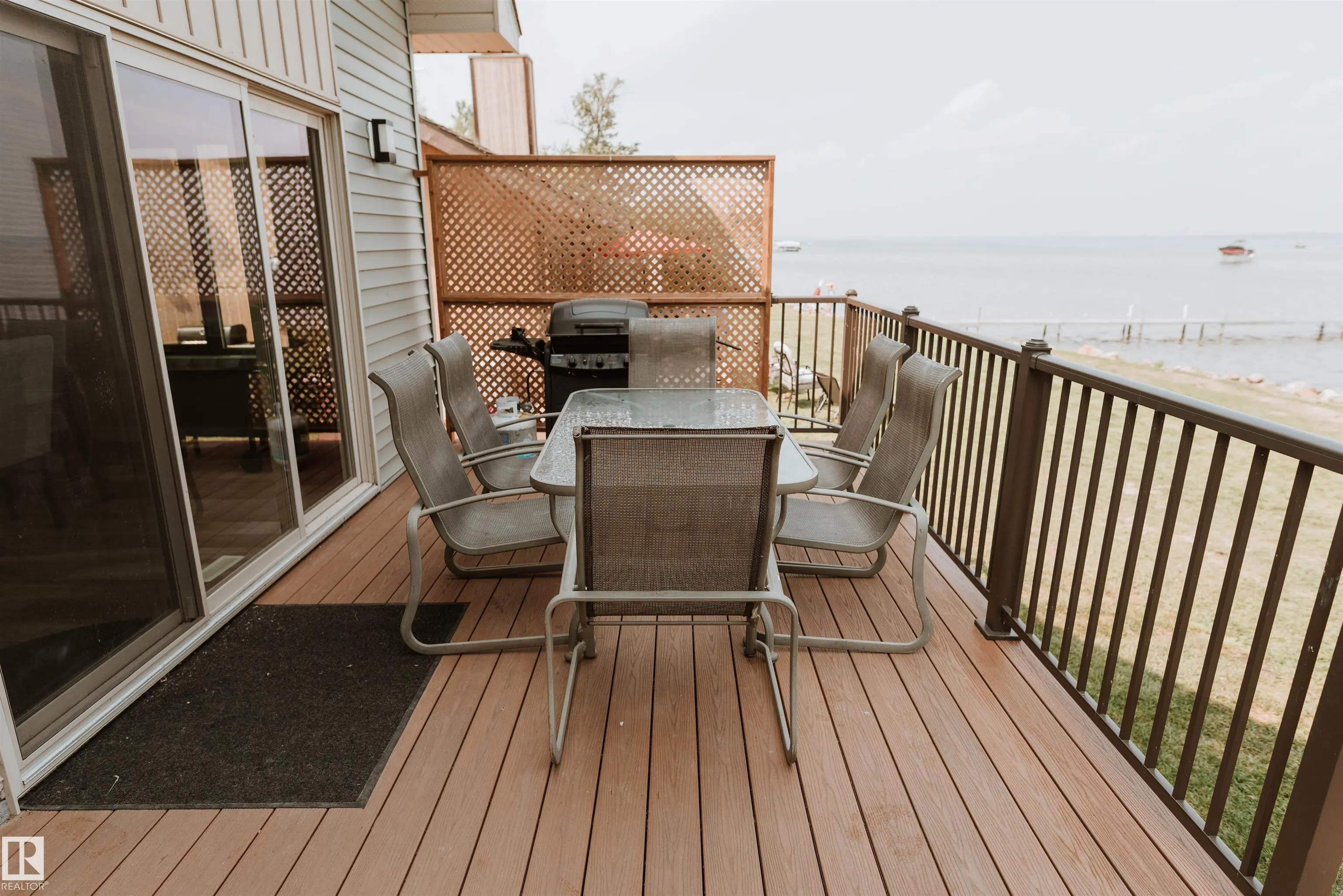 33 Lakeshore Dr