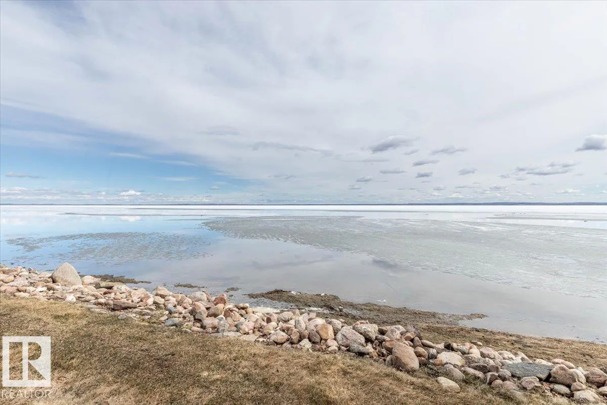 33 Lakeshore Dr