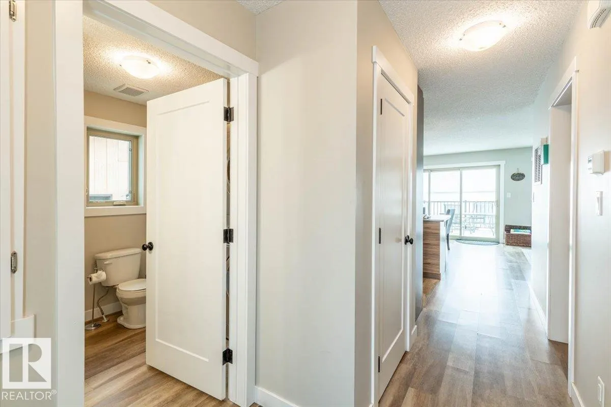 33 Lakeshore Dr