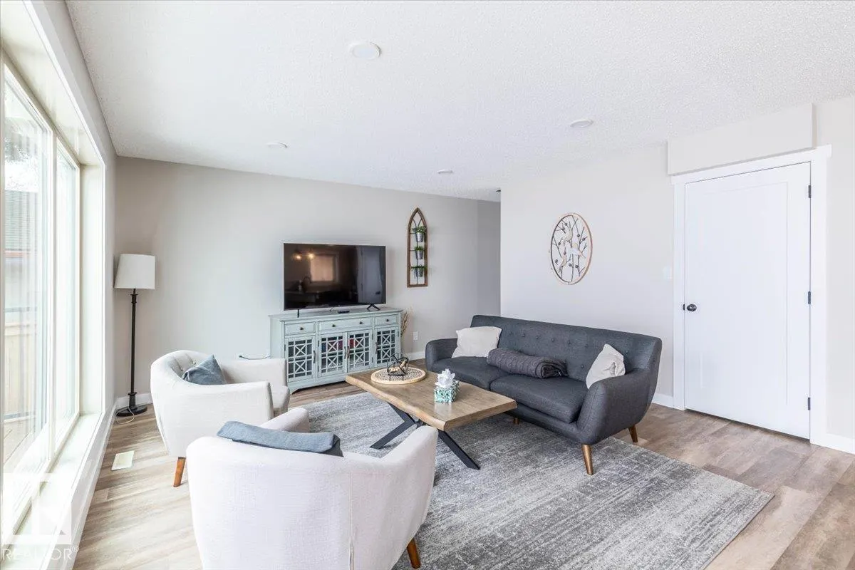 33 Lakeshore Dr