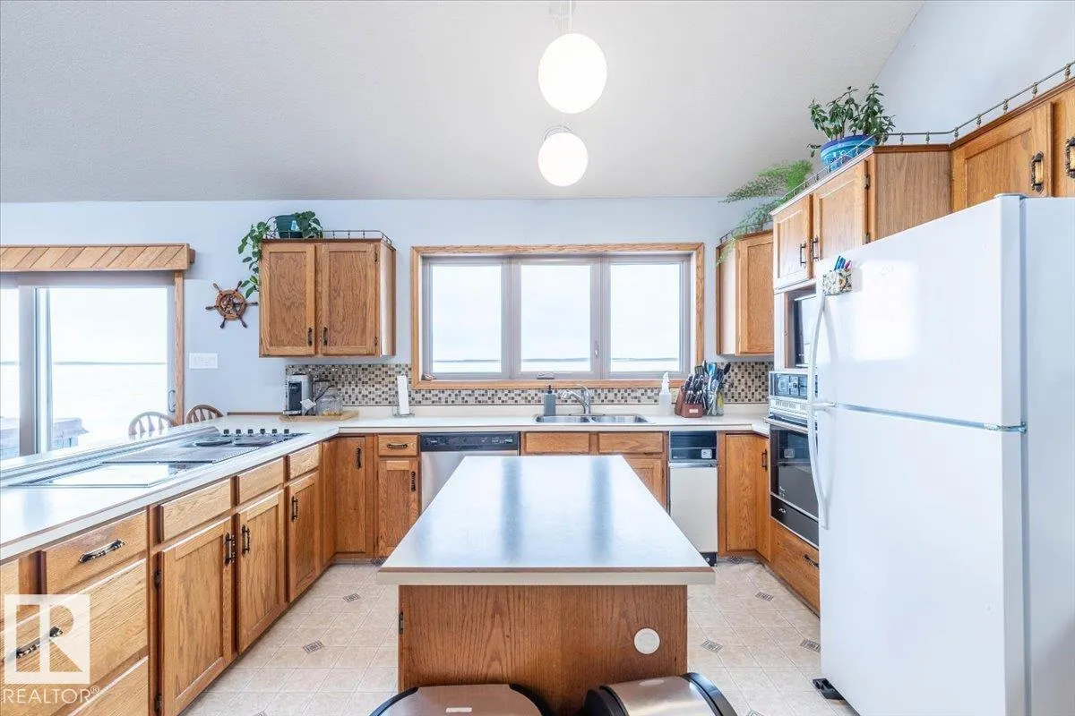 35 Lakeshore Dr