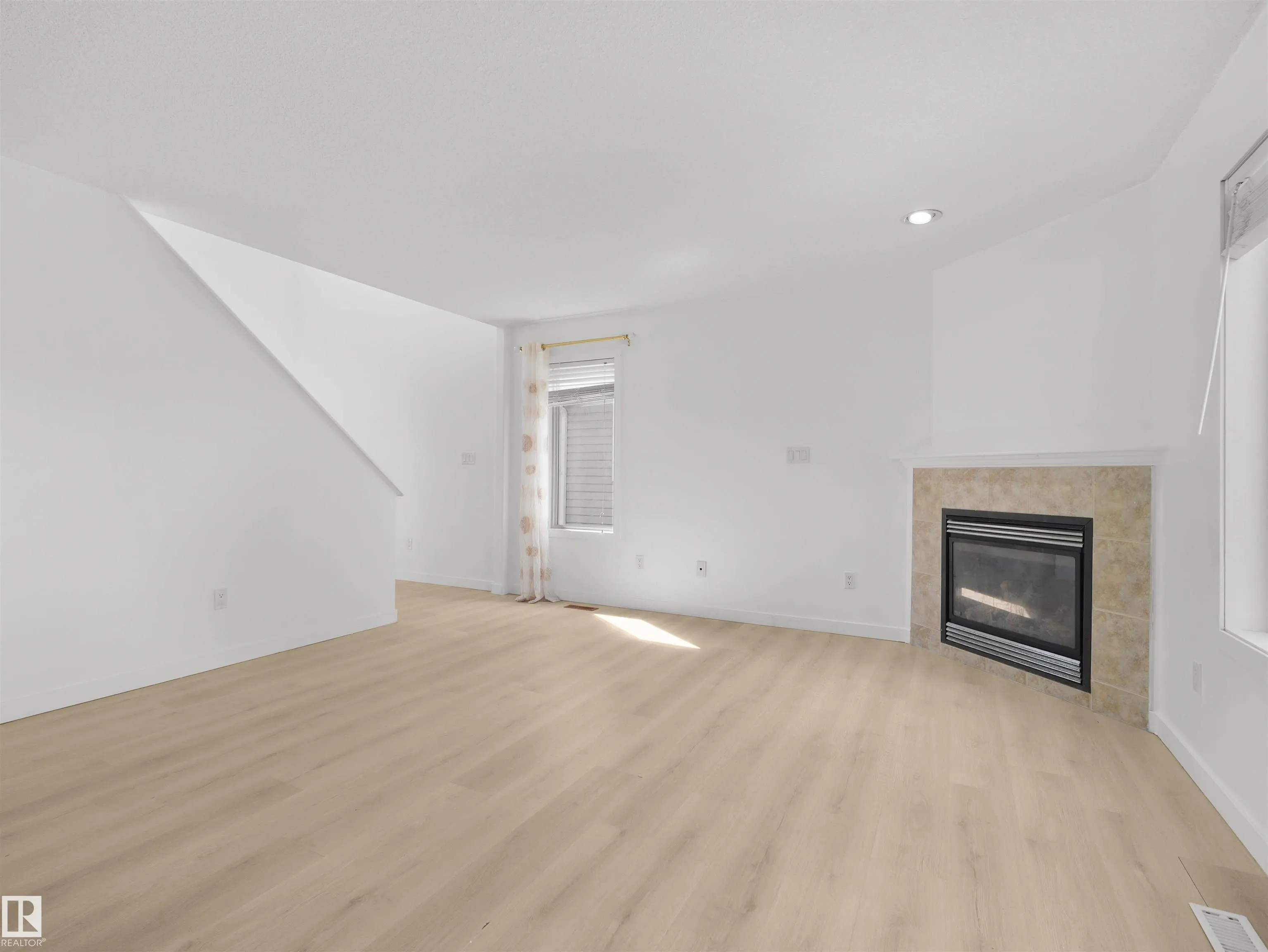 4808 34 Ave