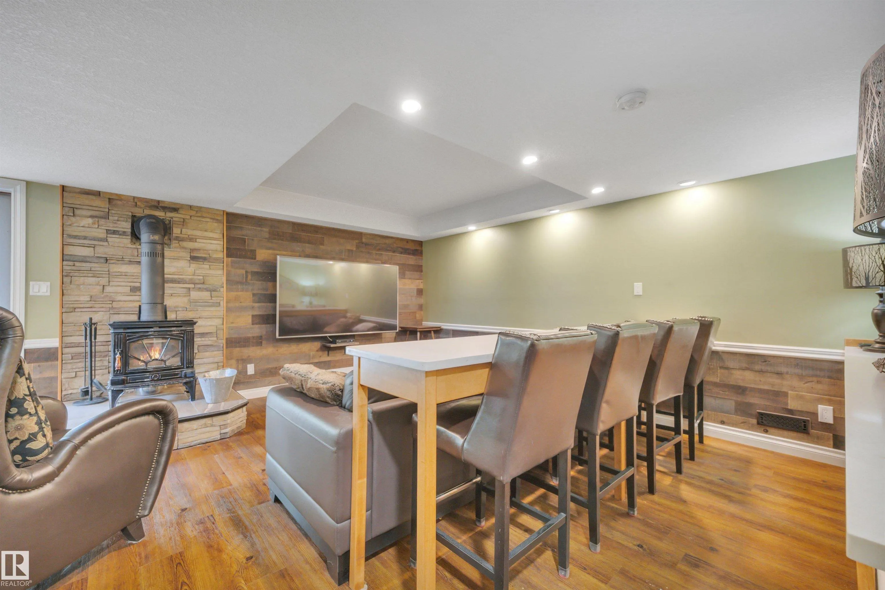 464012 A RGE ROAD 233