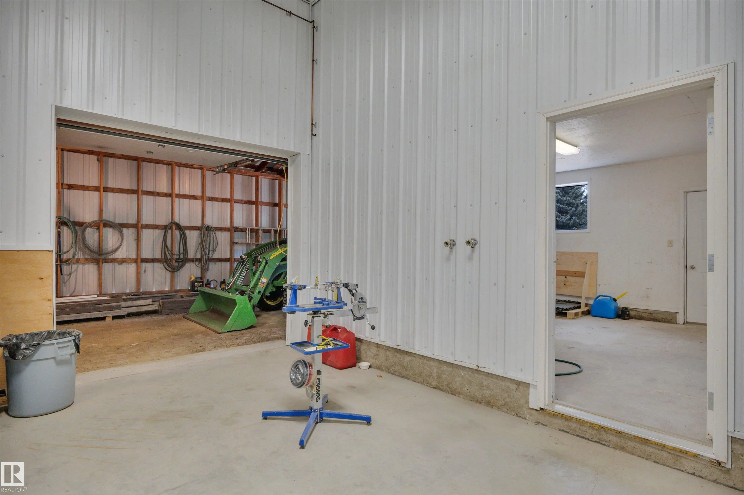 464012 A RGE ROAD 233