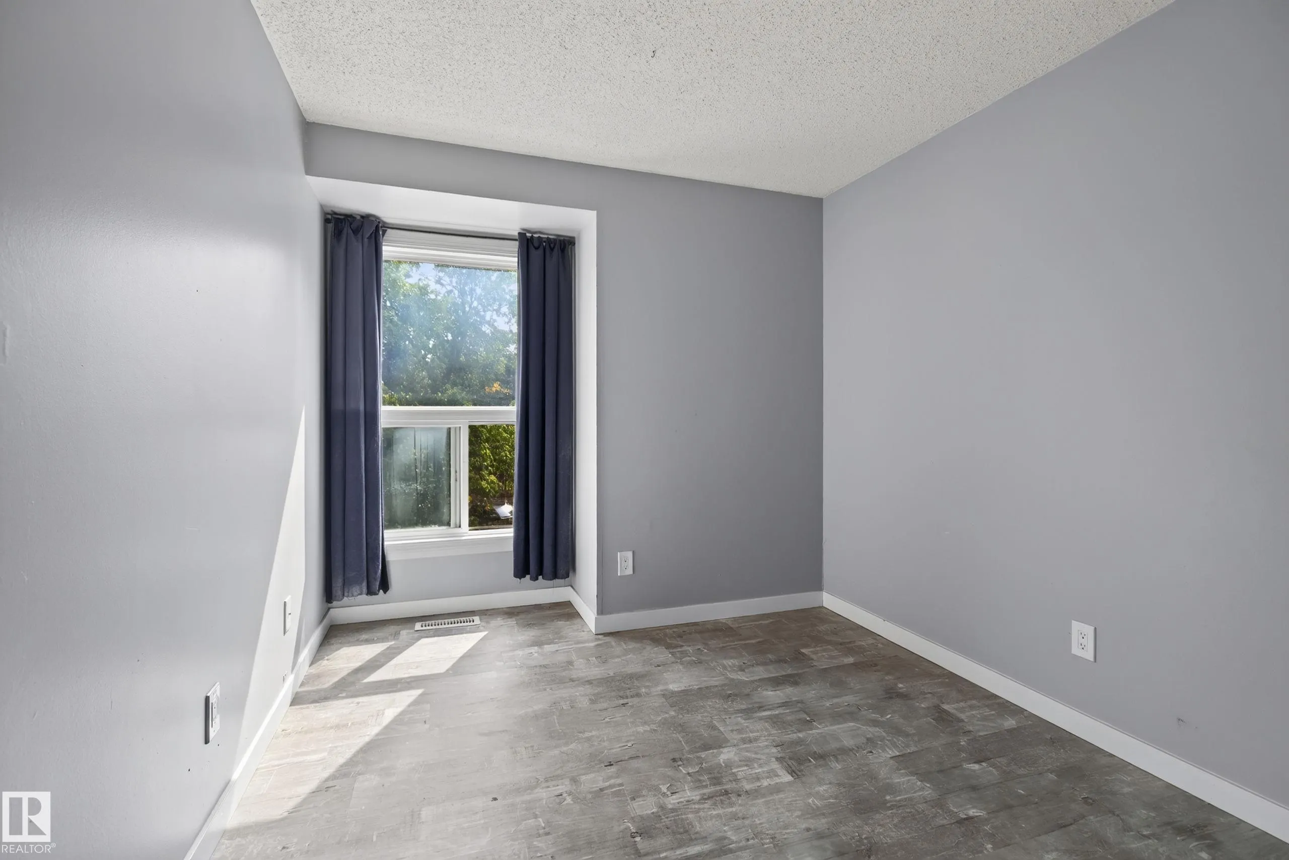 24 ALPINE Place