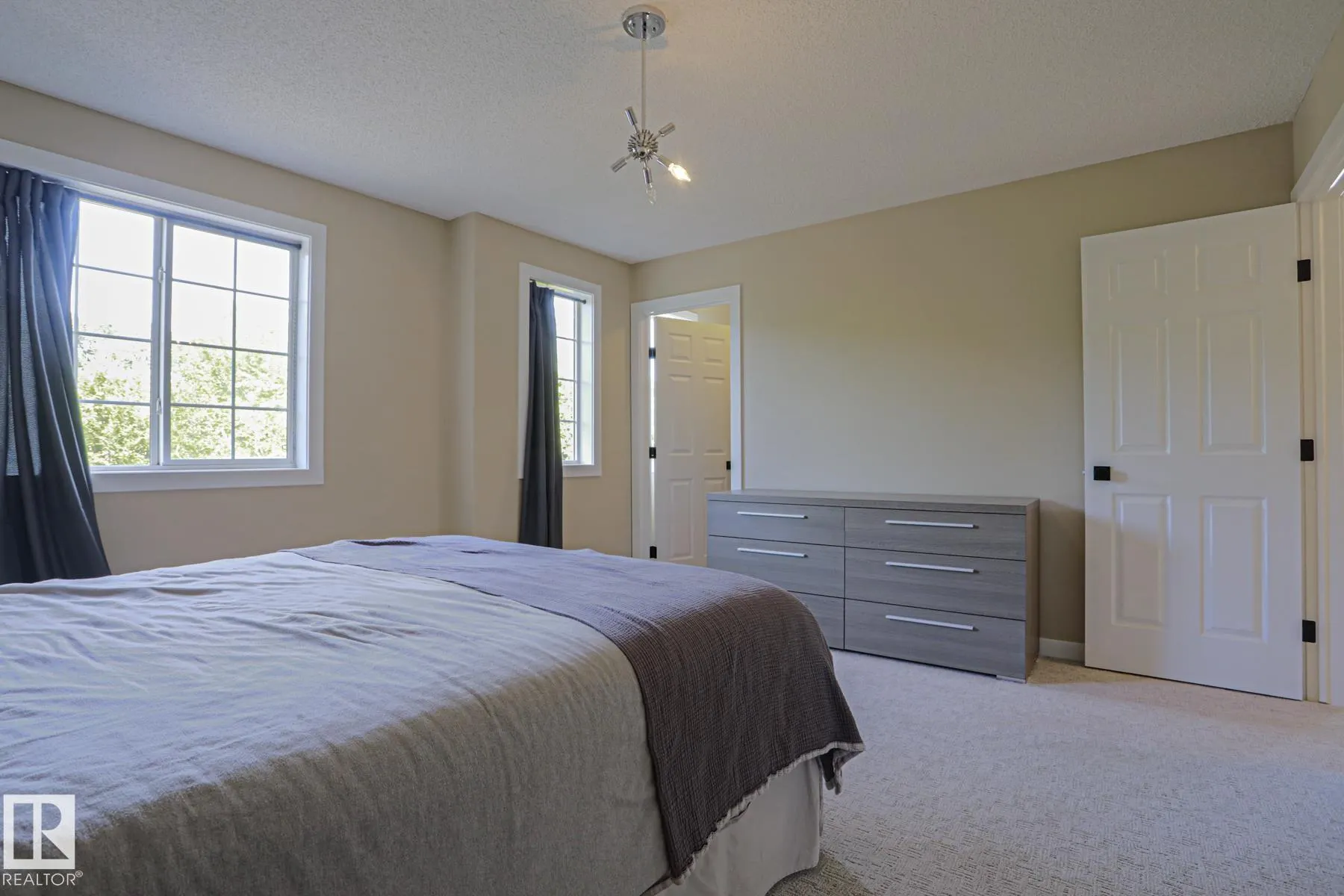 8 Erinwoods Place