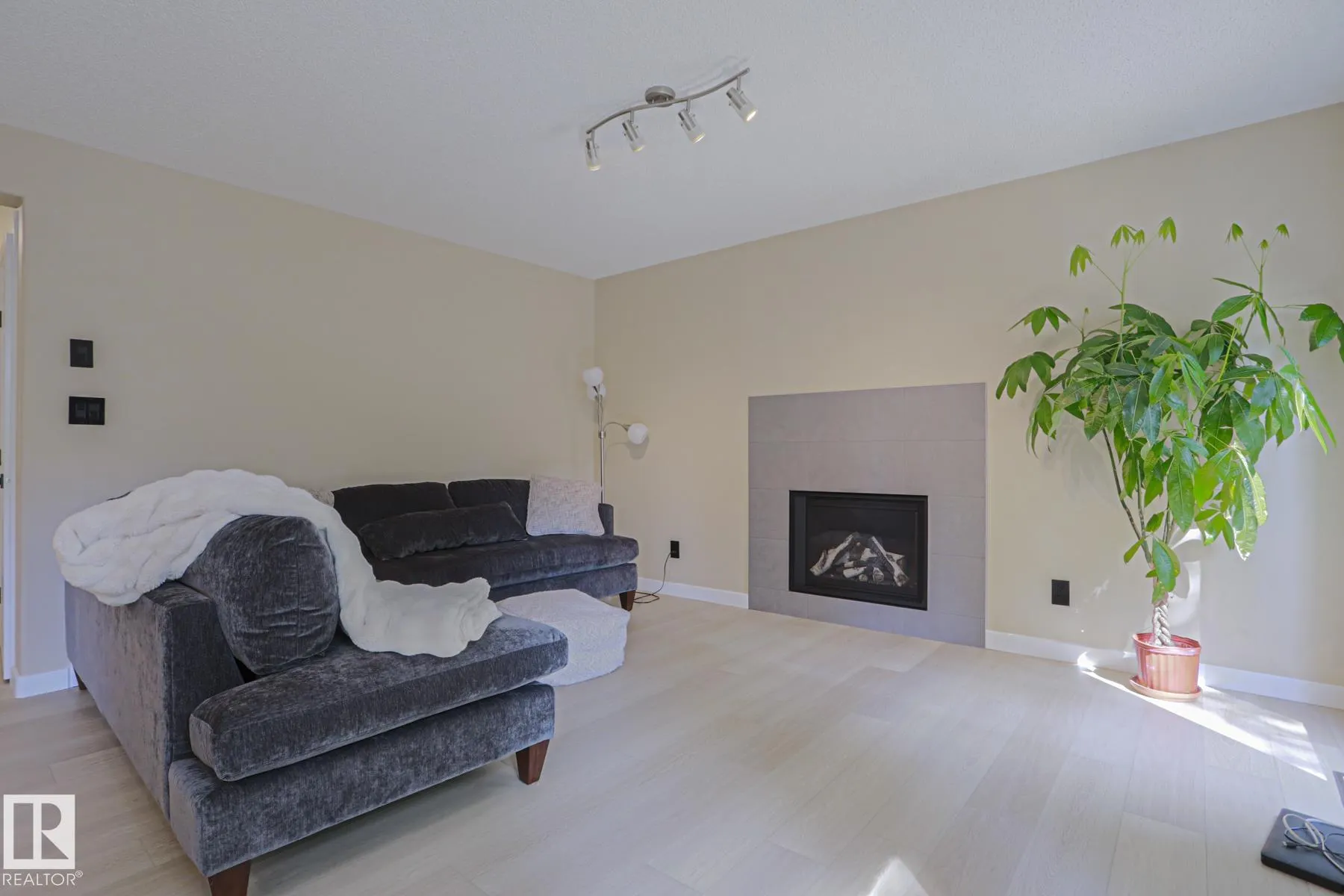 8 Erinwoods Place