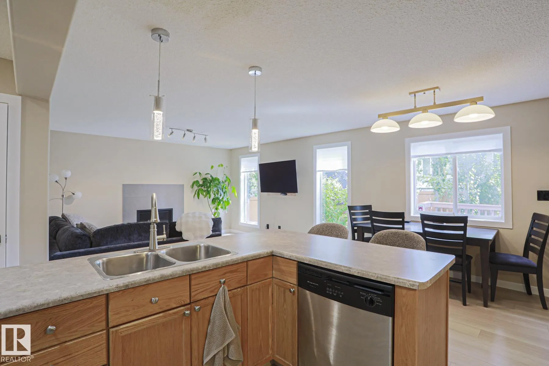 8 Erinwoods Place