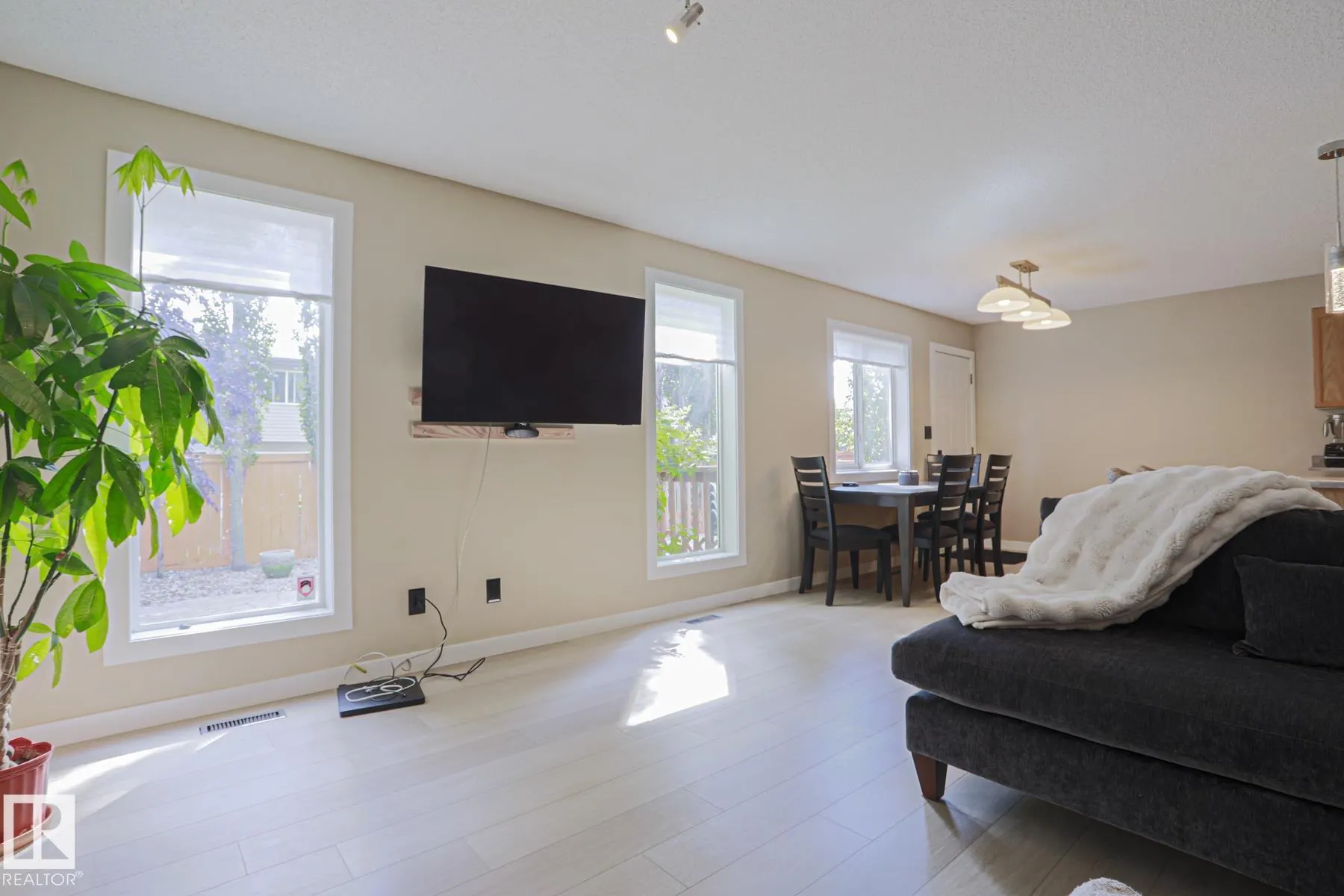 8 Erinwoods Place