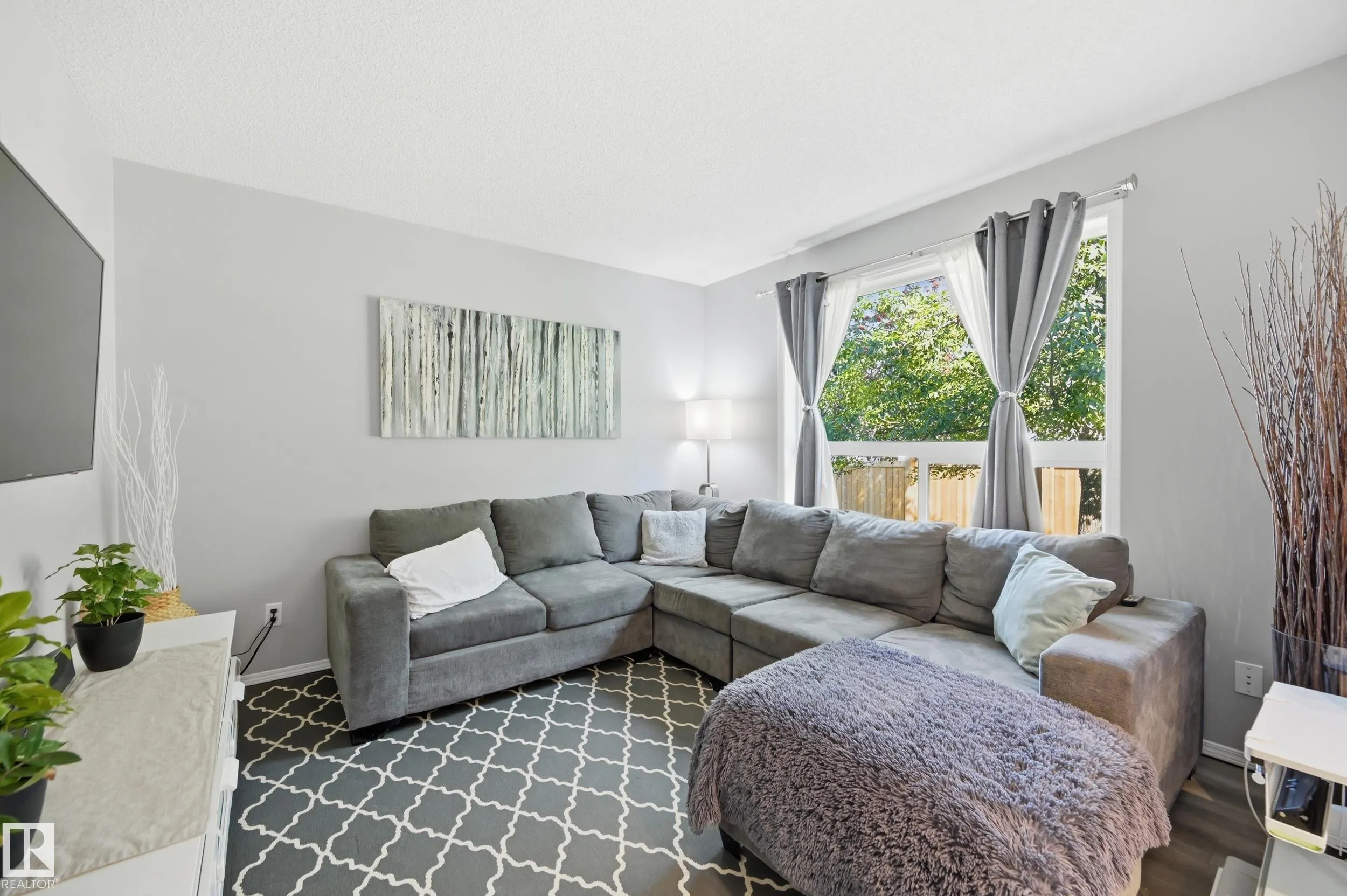 3 GROVE MEADOW Drive