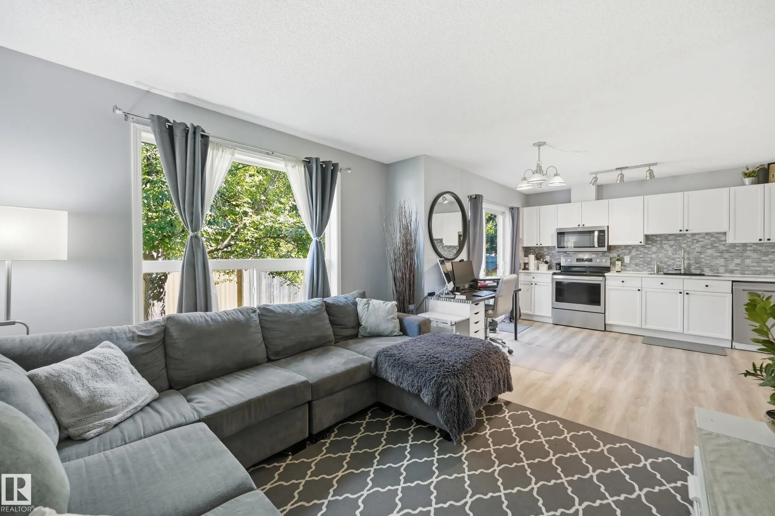 3 GROVE MEADOW Drive