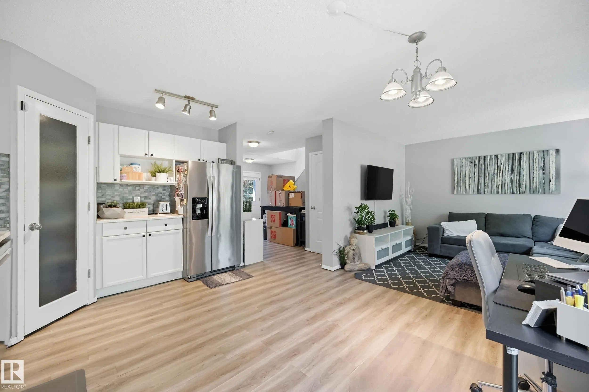 3 GROVE MEADOW Drive