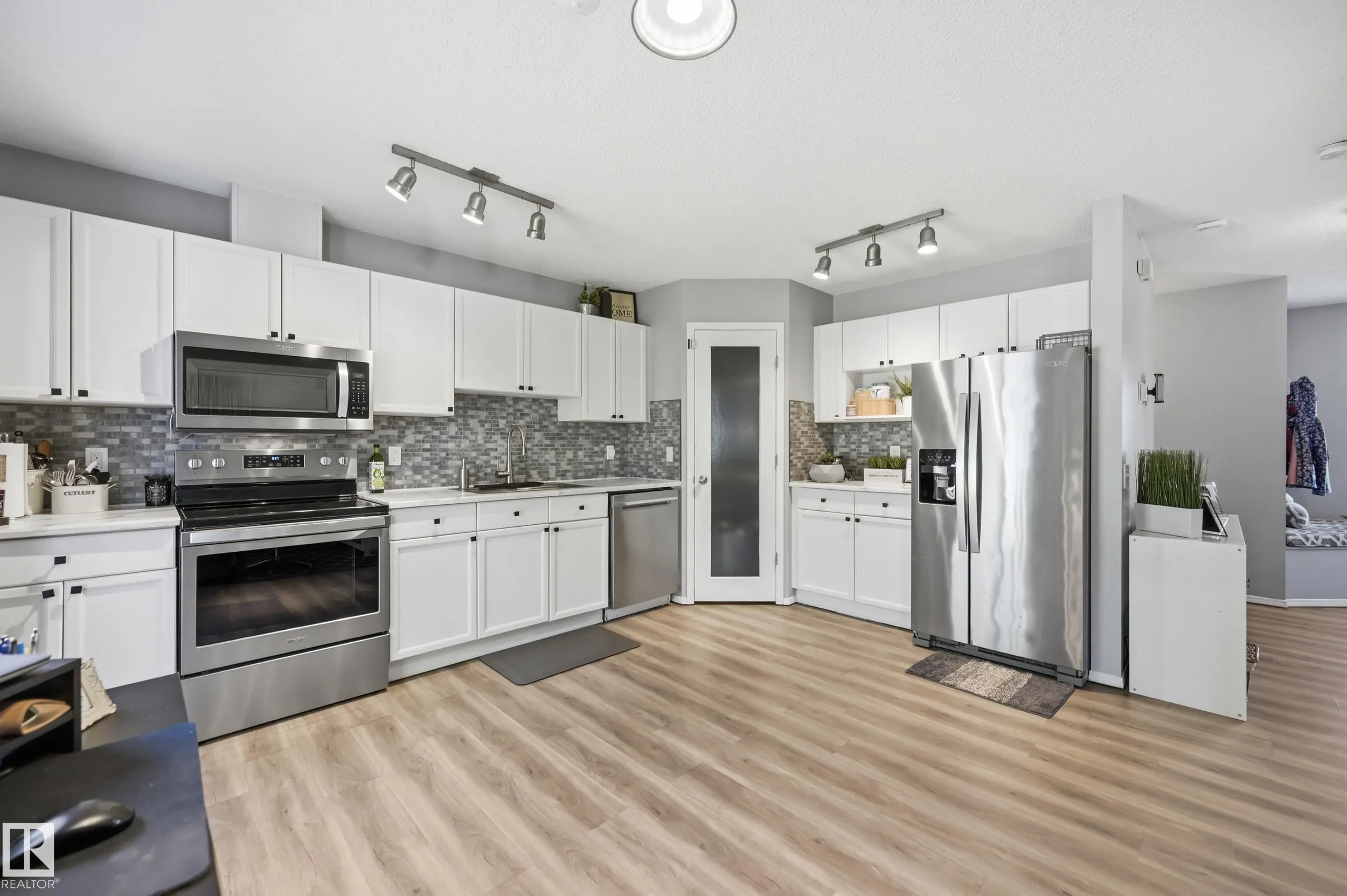 3 GROVE MEADOW Drive