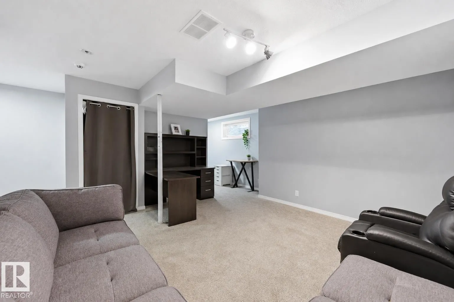 3 GROVE MEADOW Drive