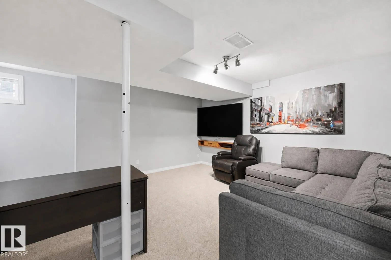 3 GROVE MEADOW Drive