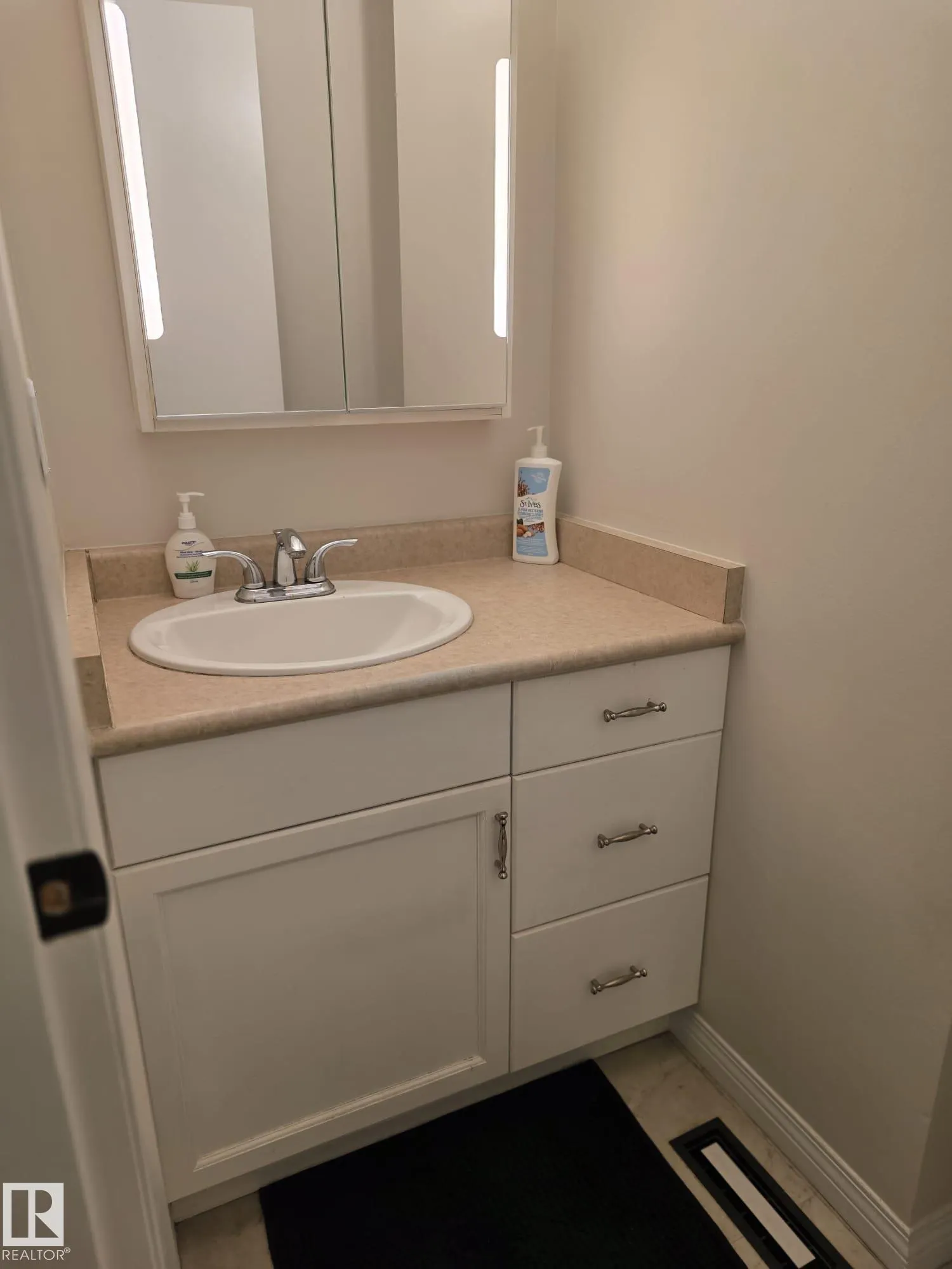 18 ROSEWOOD Place