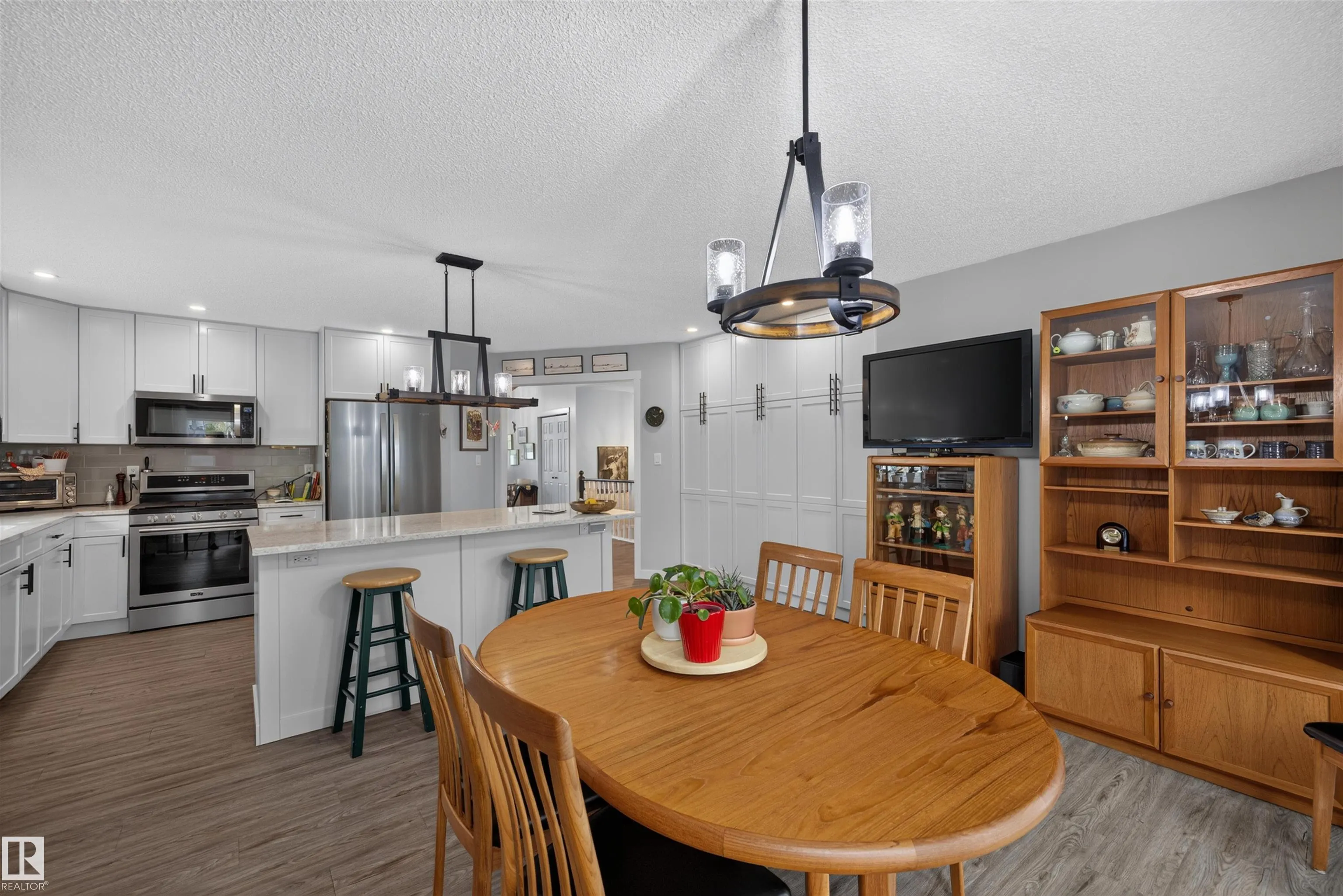 3 HICKORY Crescent