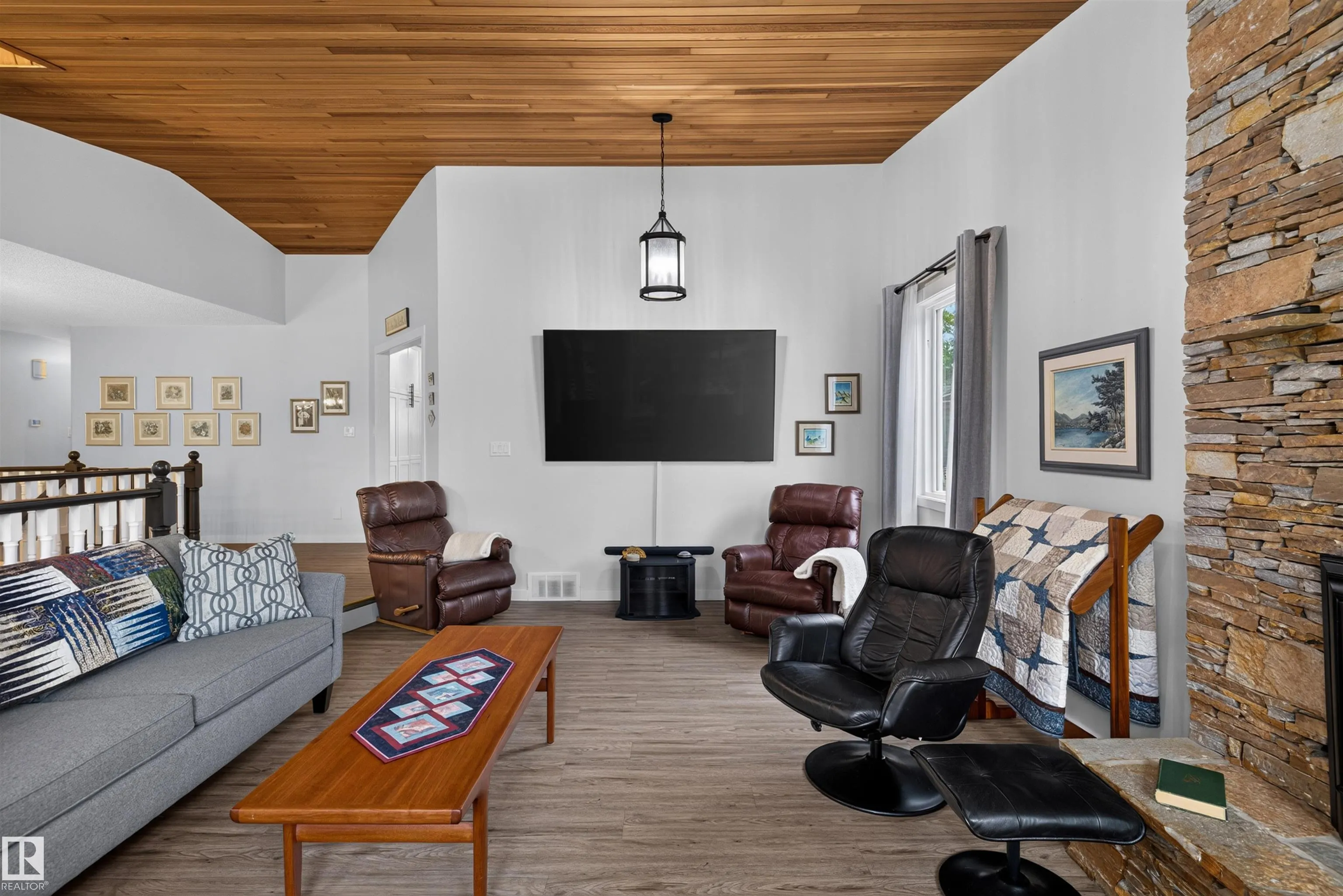 3 HICKORY Crescent