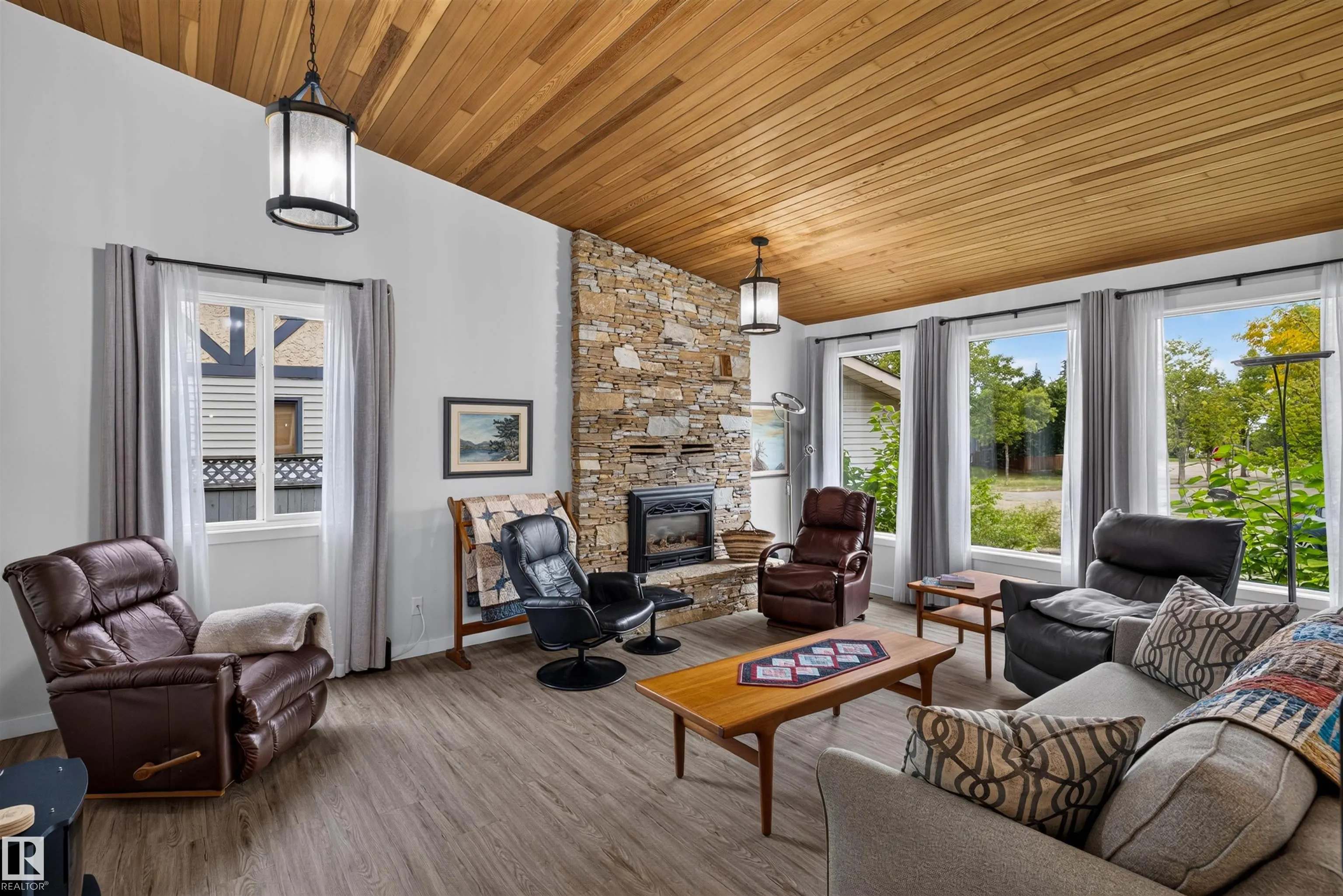 3 HICKORY Crescent