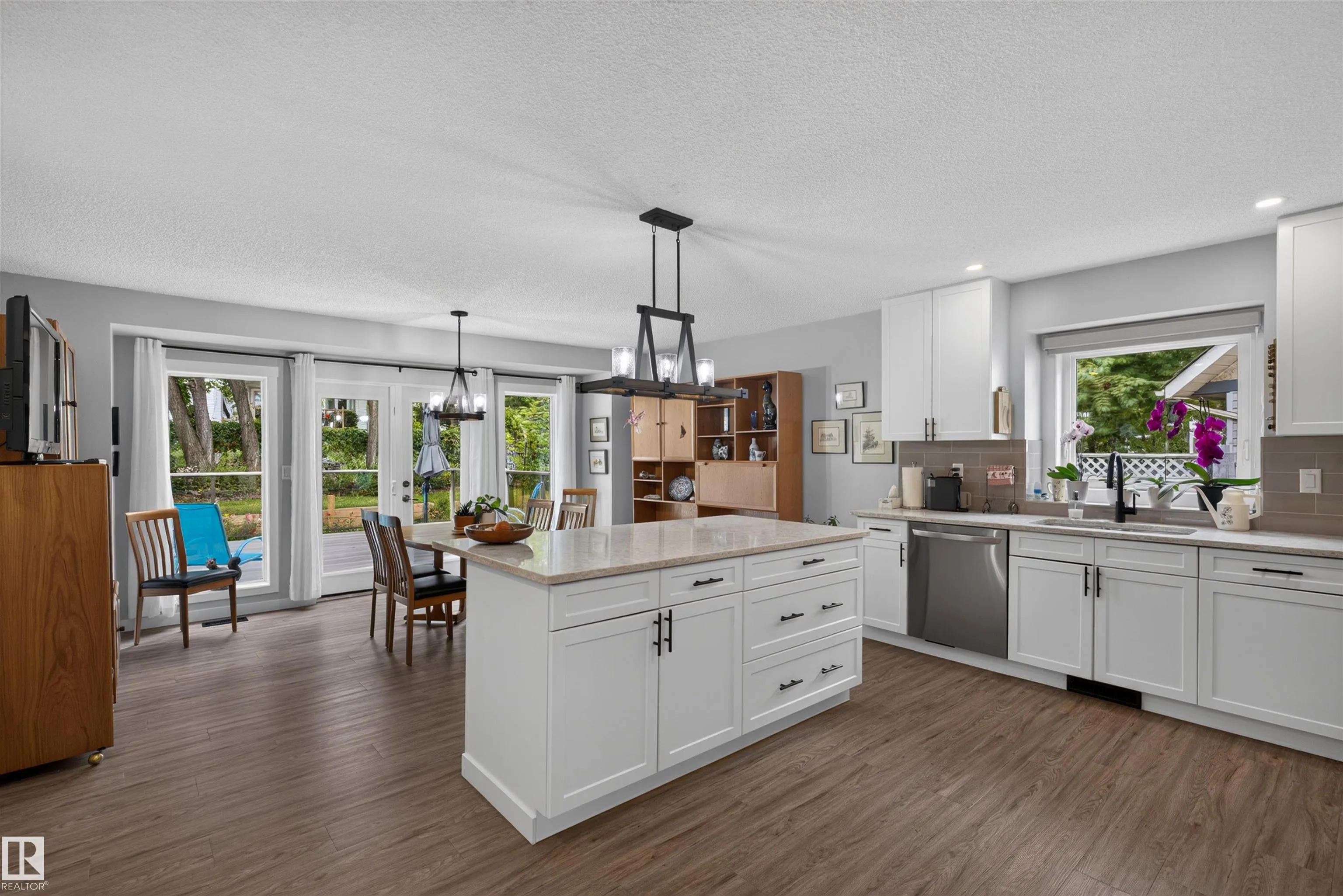 3 HICKORY Crescent