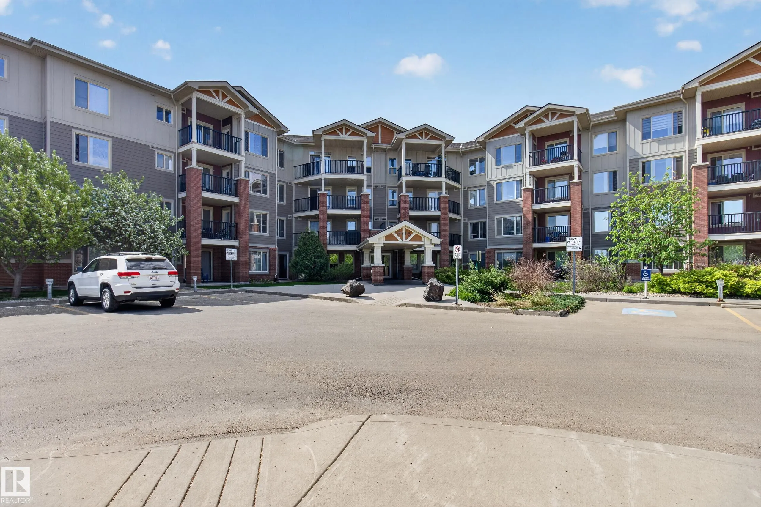 3715 WHITELAW Lane