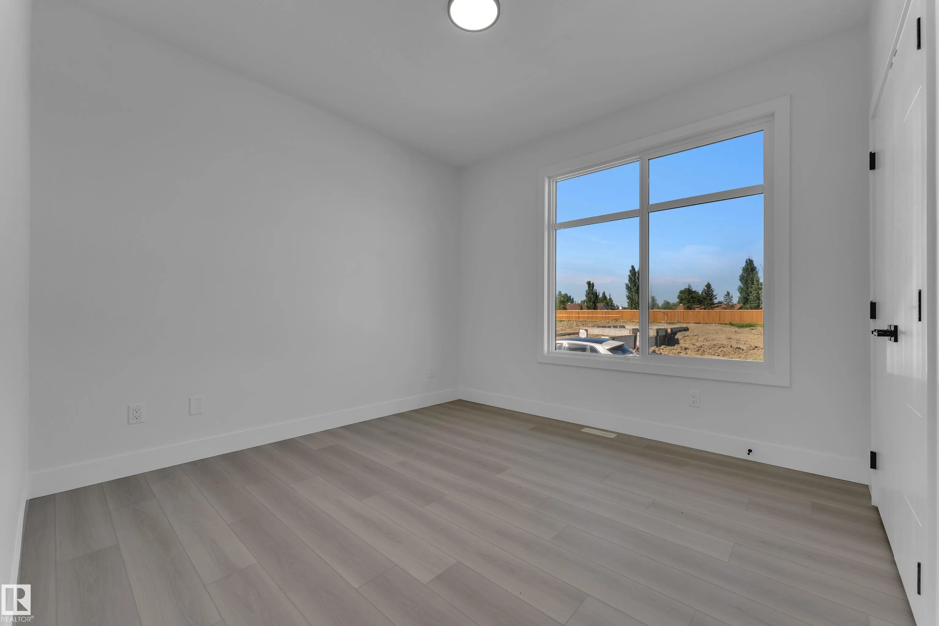 213 Falcon Crescent