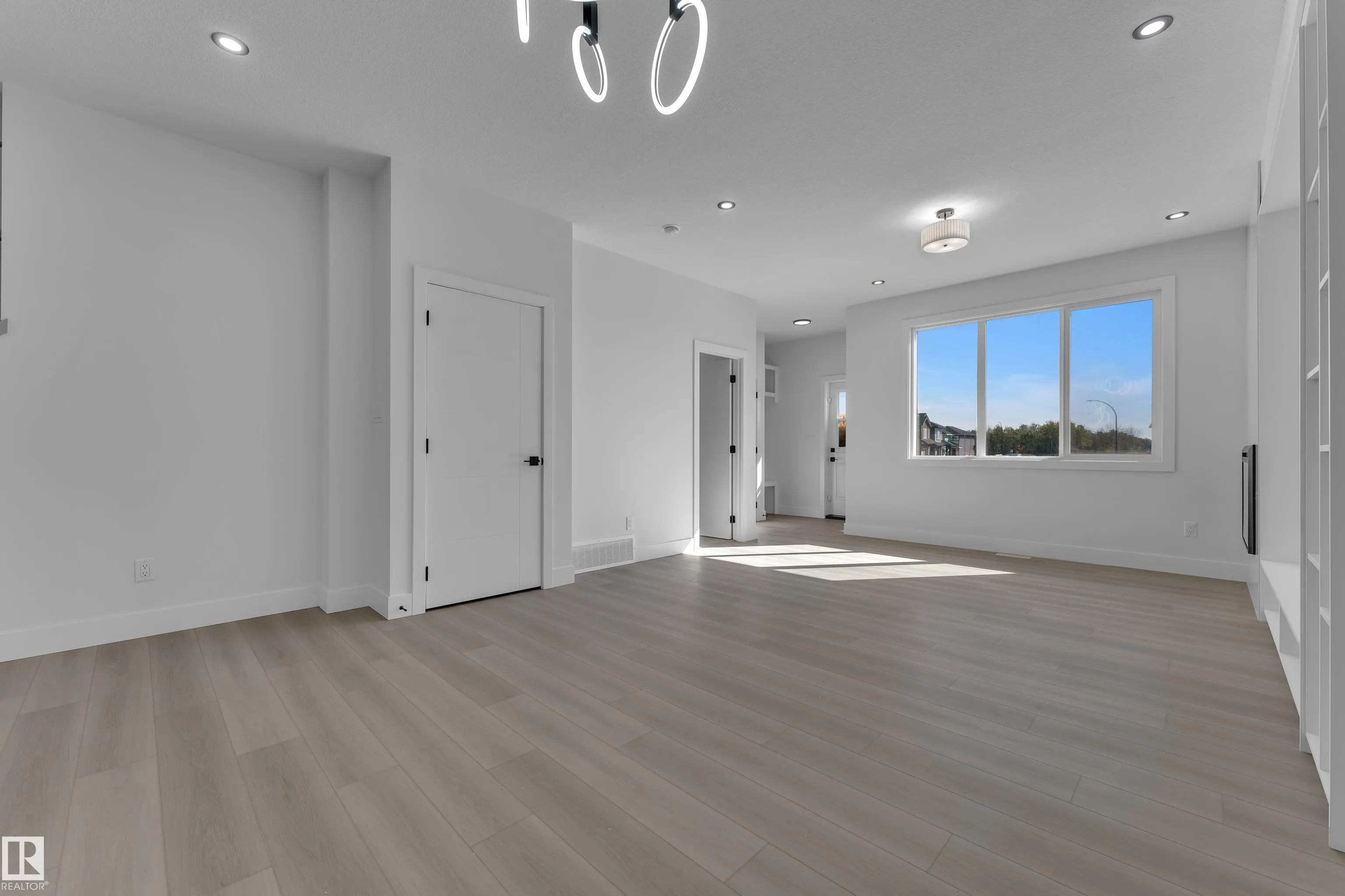 213 Falcon Crescent