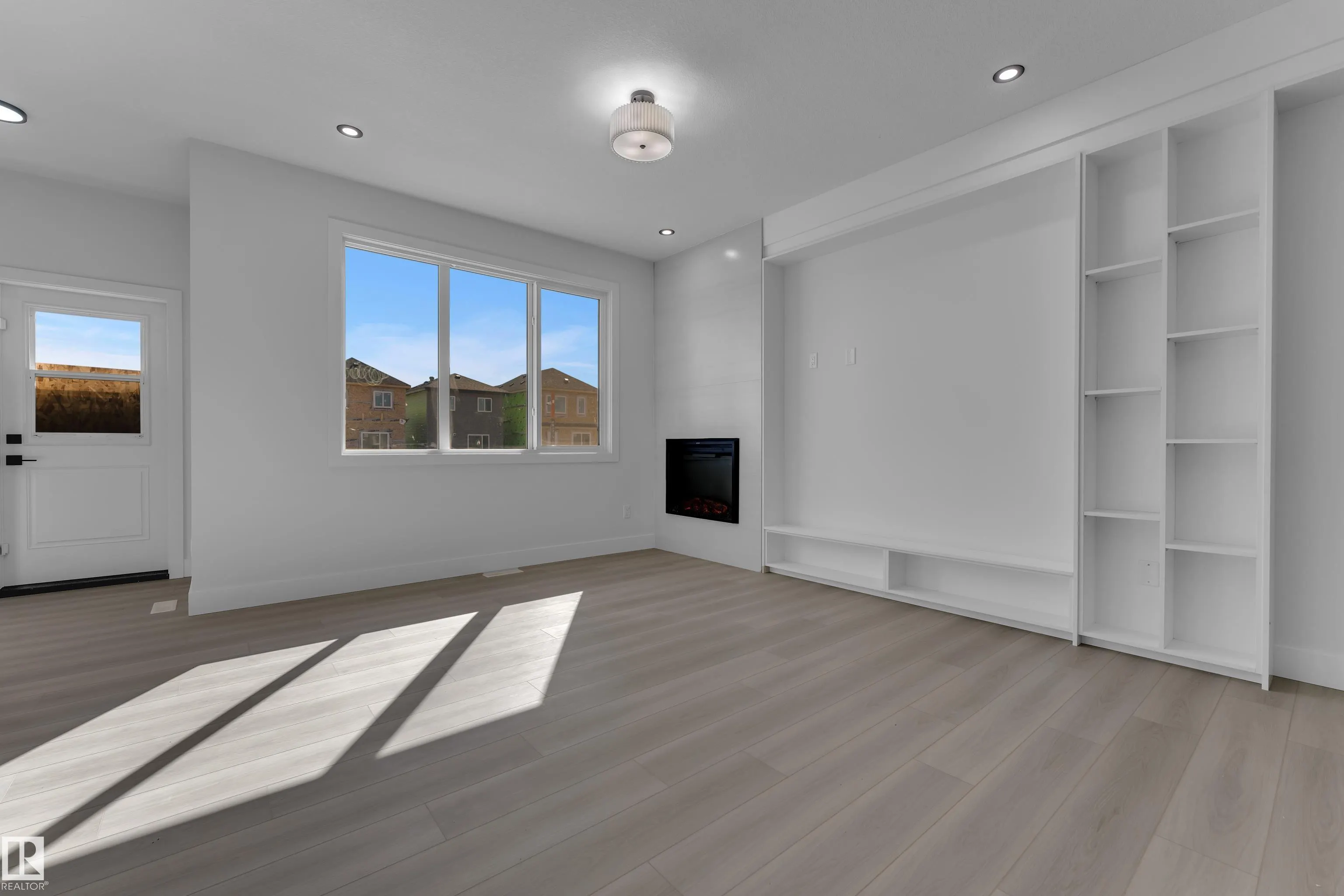 213 Falcon Crescent