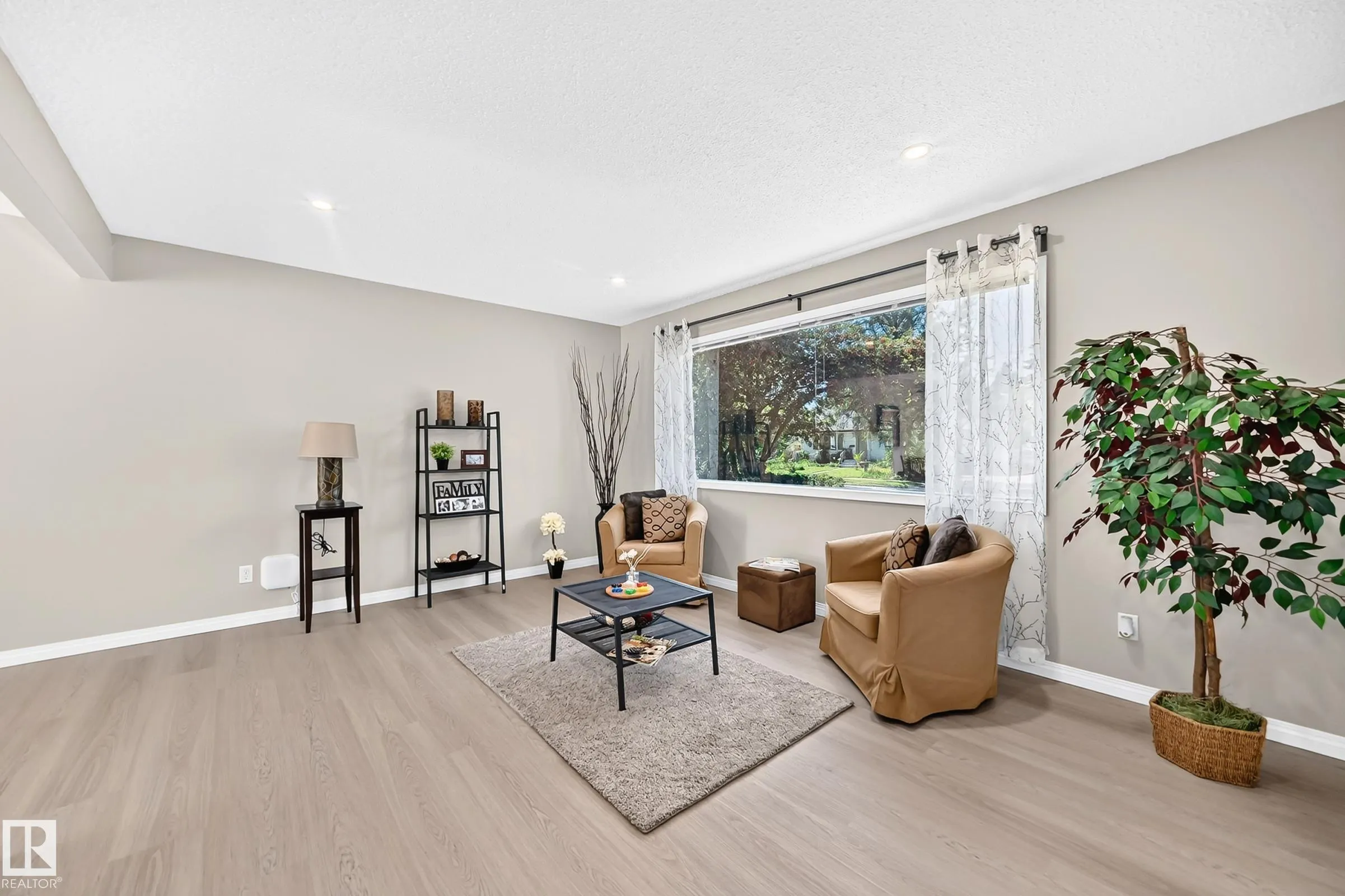 3 GRANTHAM Place