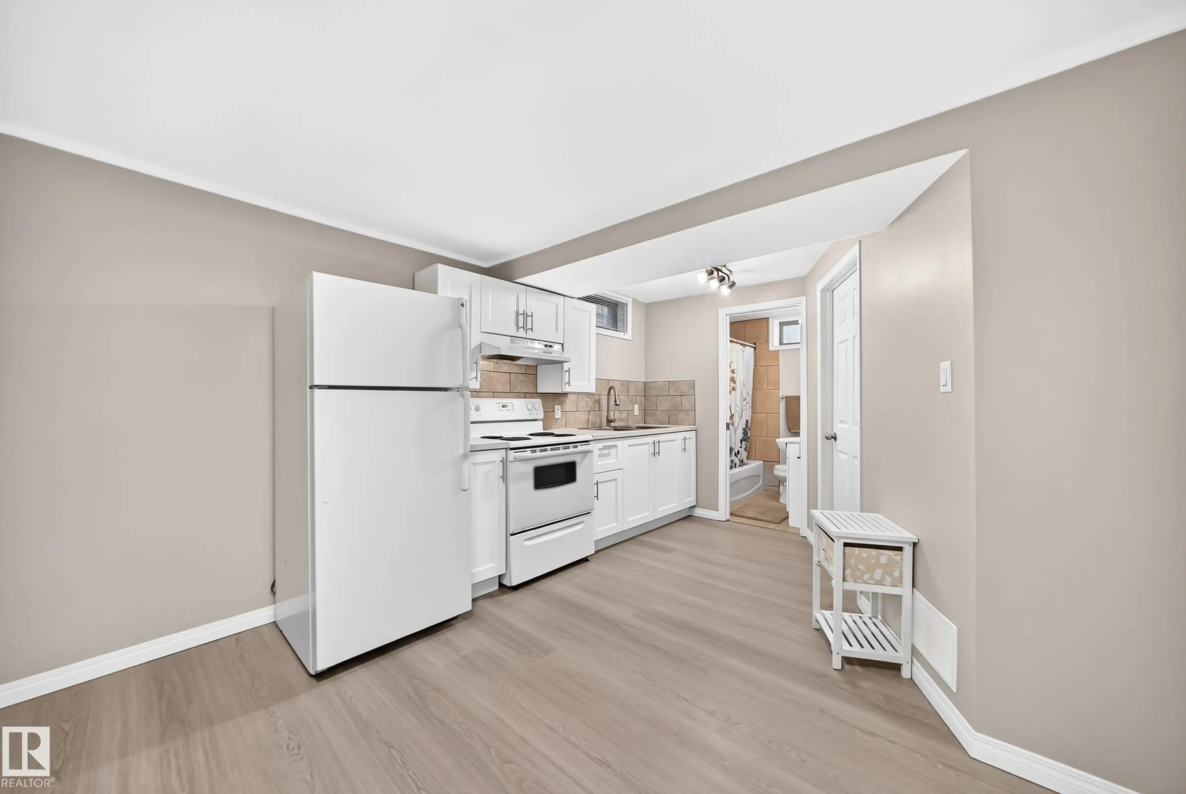 3 GRANTHAM Place