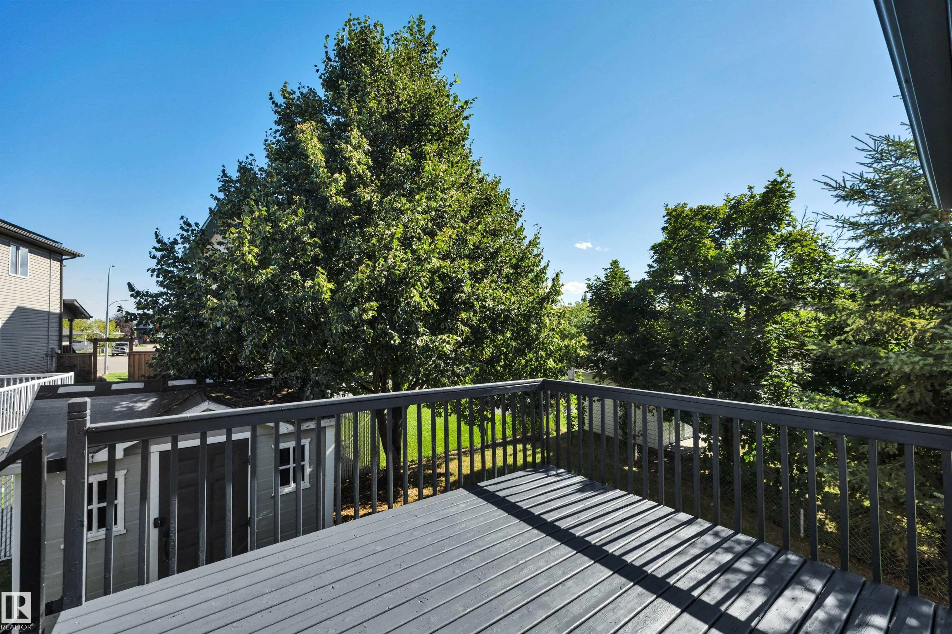 32 MEADOWVIEW Drive