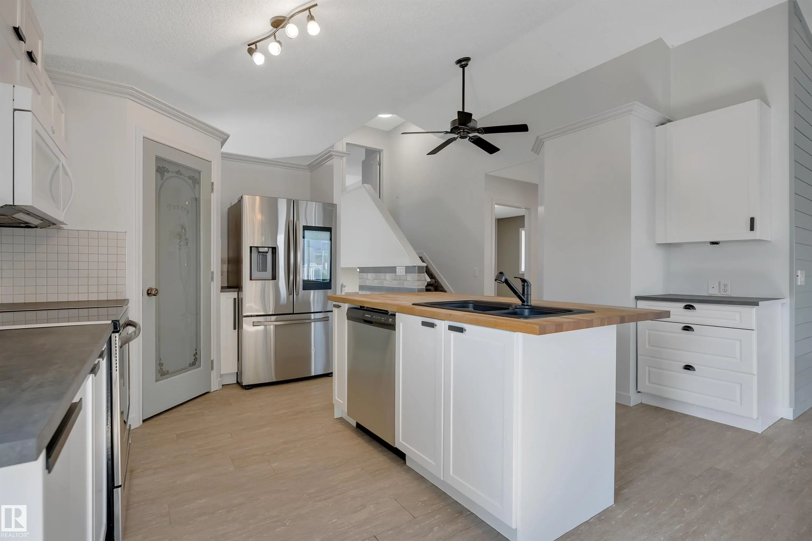 32 MEADOWVIEW Drive