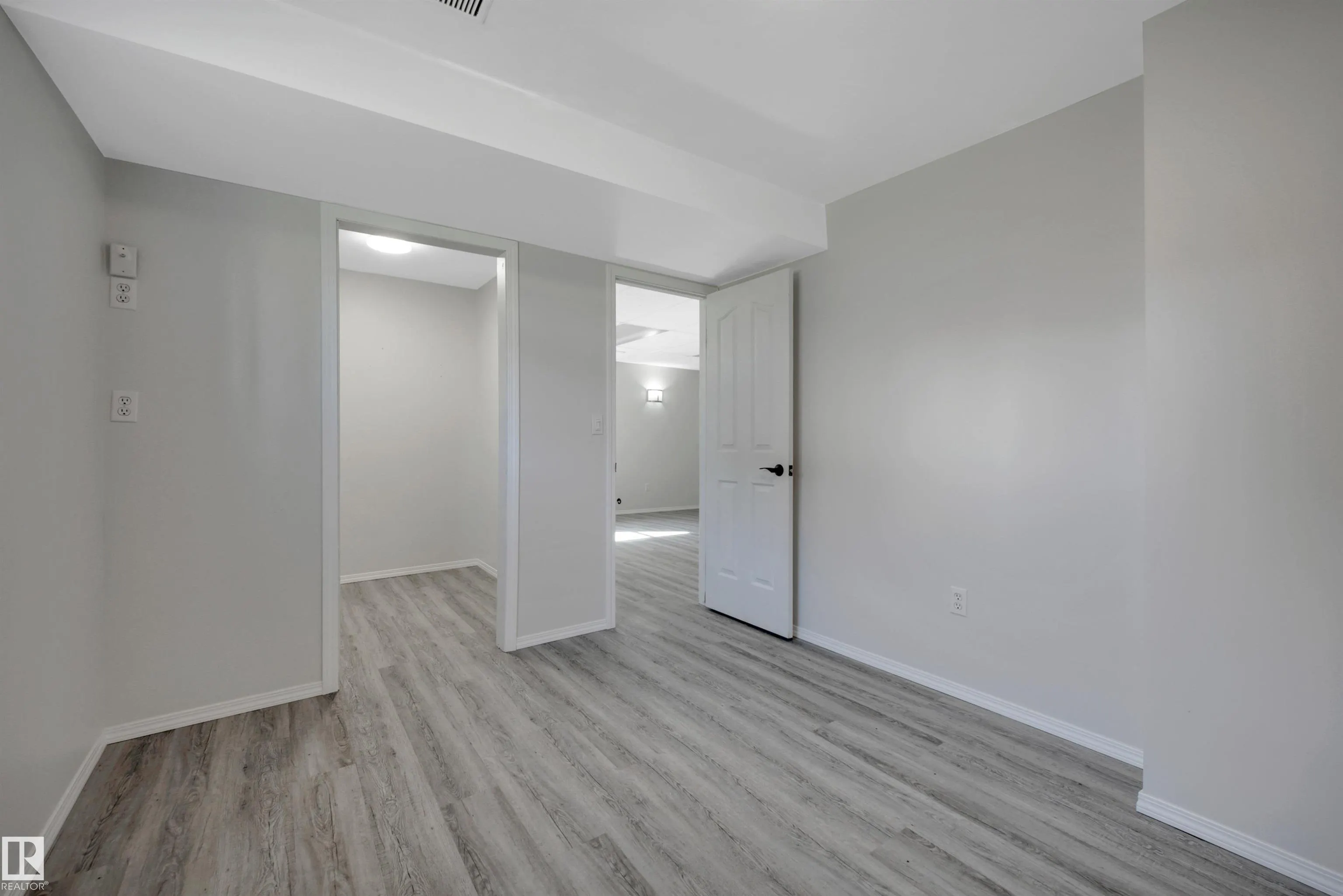 32 MEADOWVIEW Drive