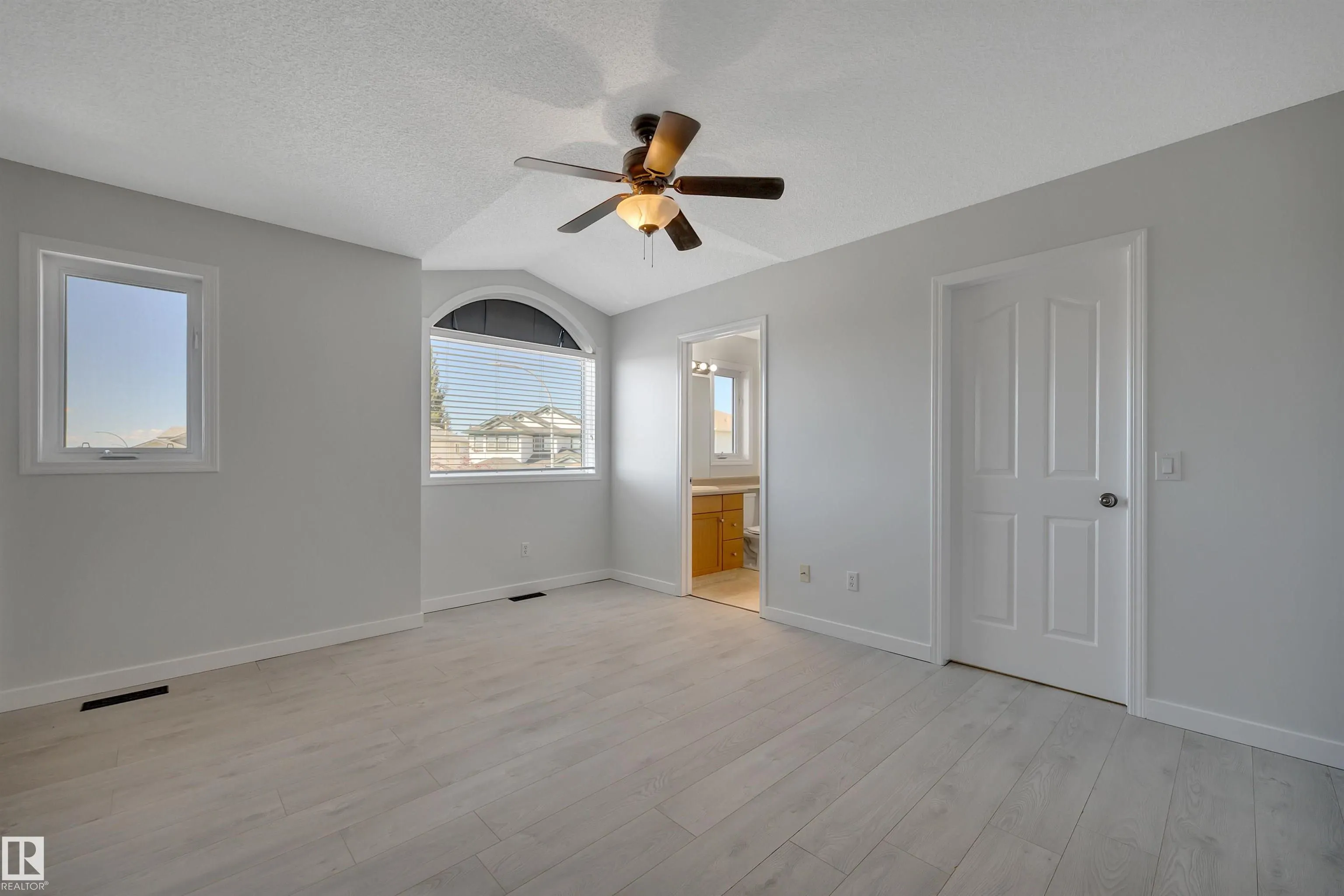 32 MEADOWVIEW Drive