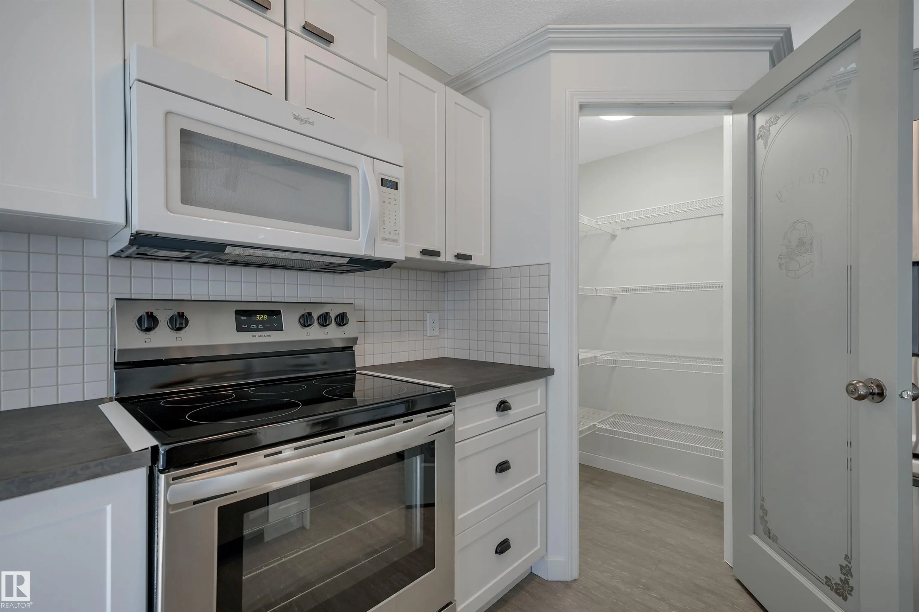 32 MEADOWVIEW Drive