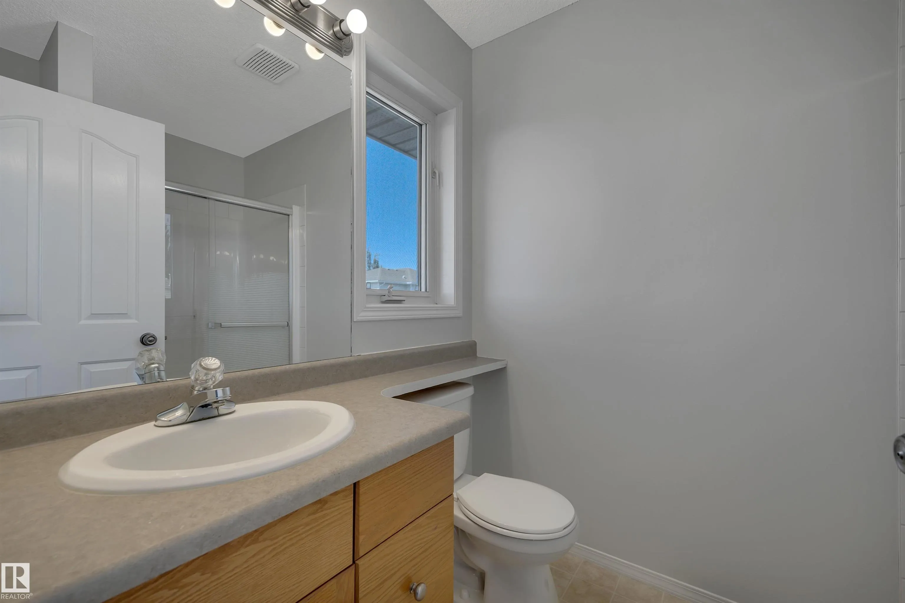 32 MEADOWVIEW Drive