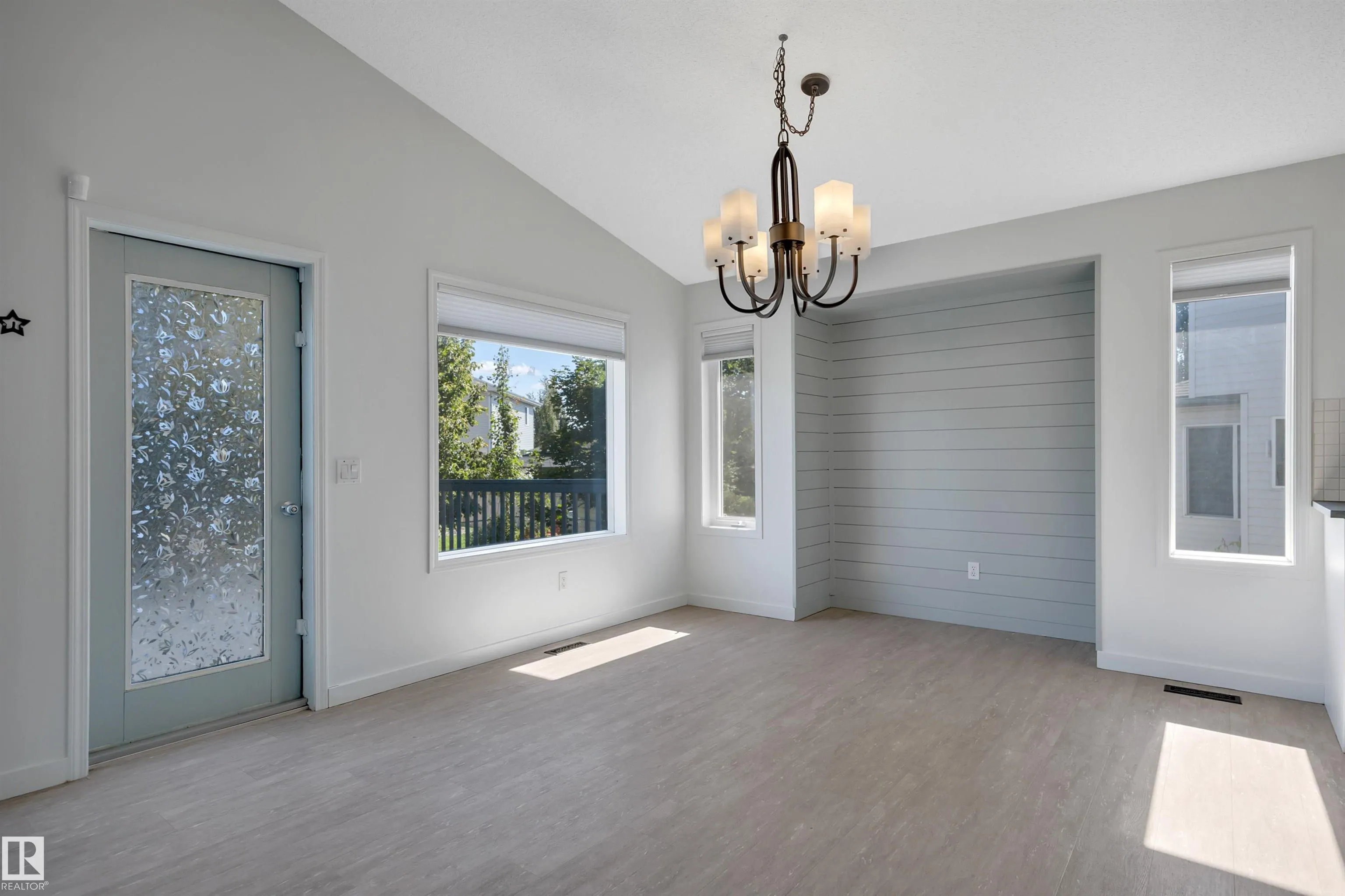 32 MEADOWVIEW Drive