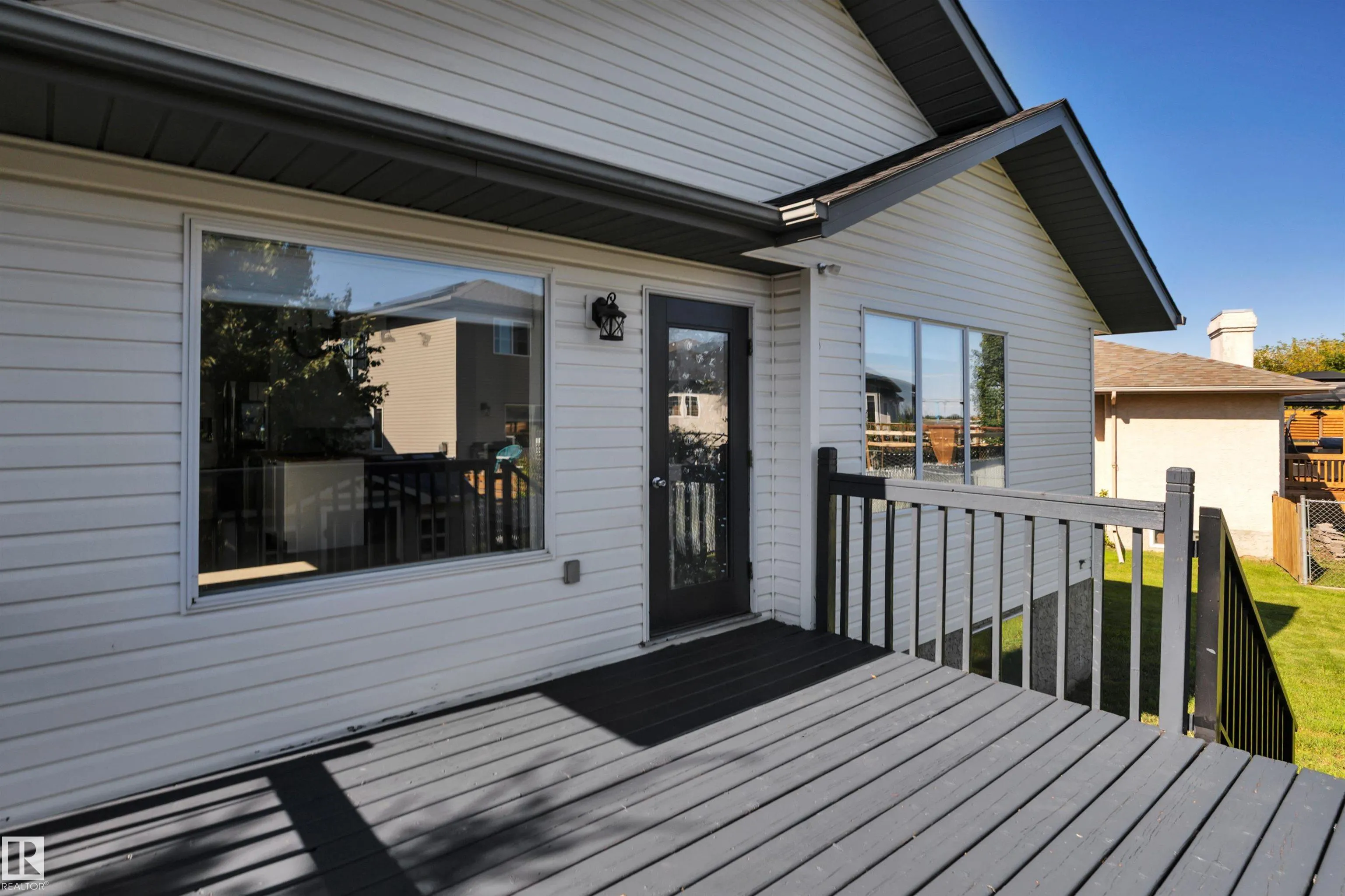 32 MEADOWVIEW Drive