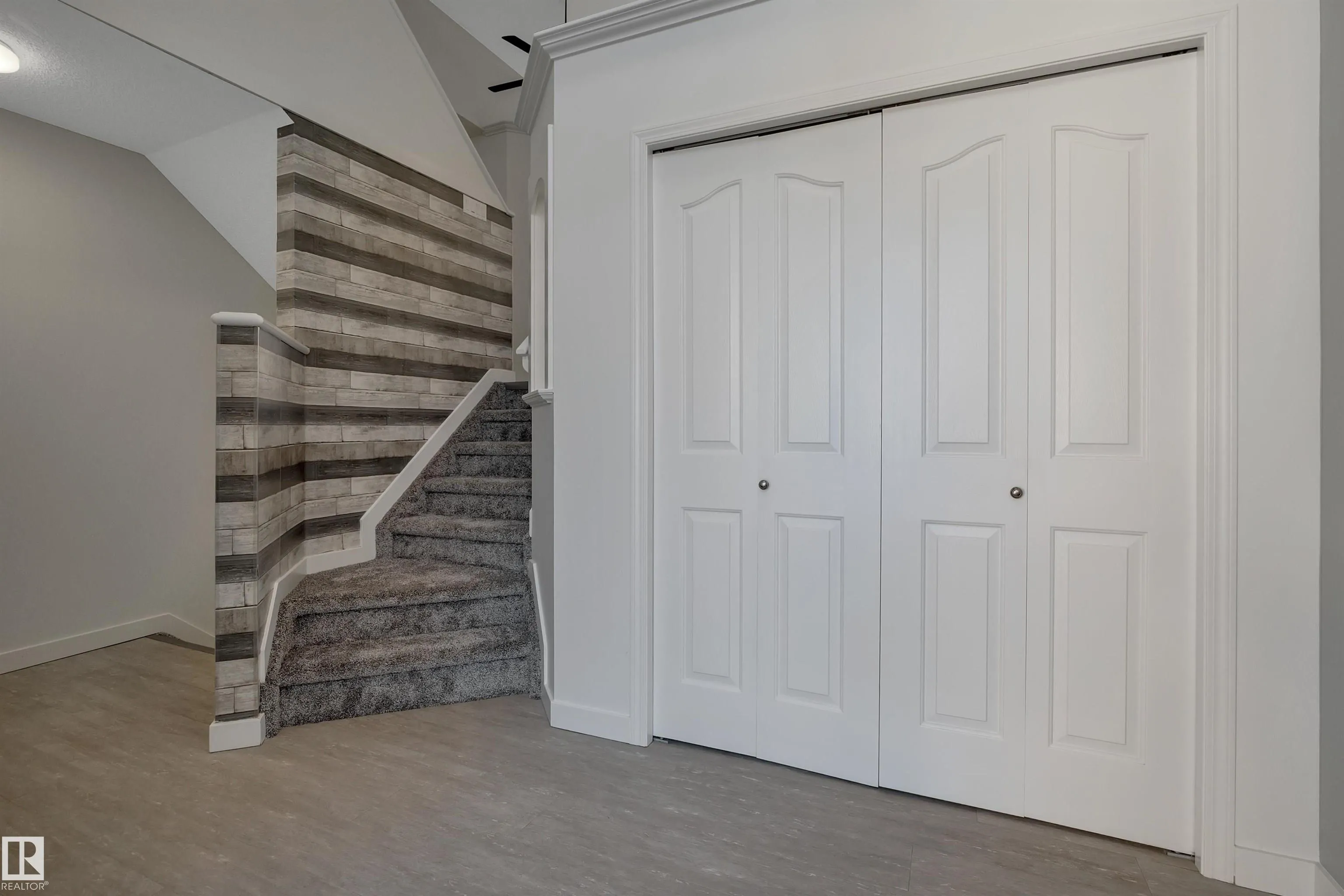 32 MEADOWVIEW Drive