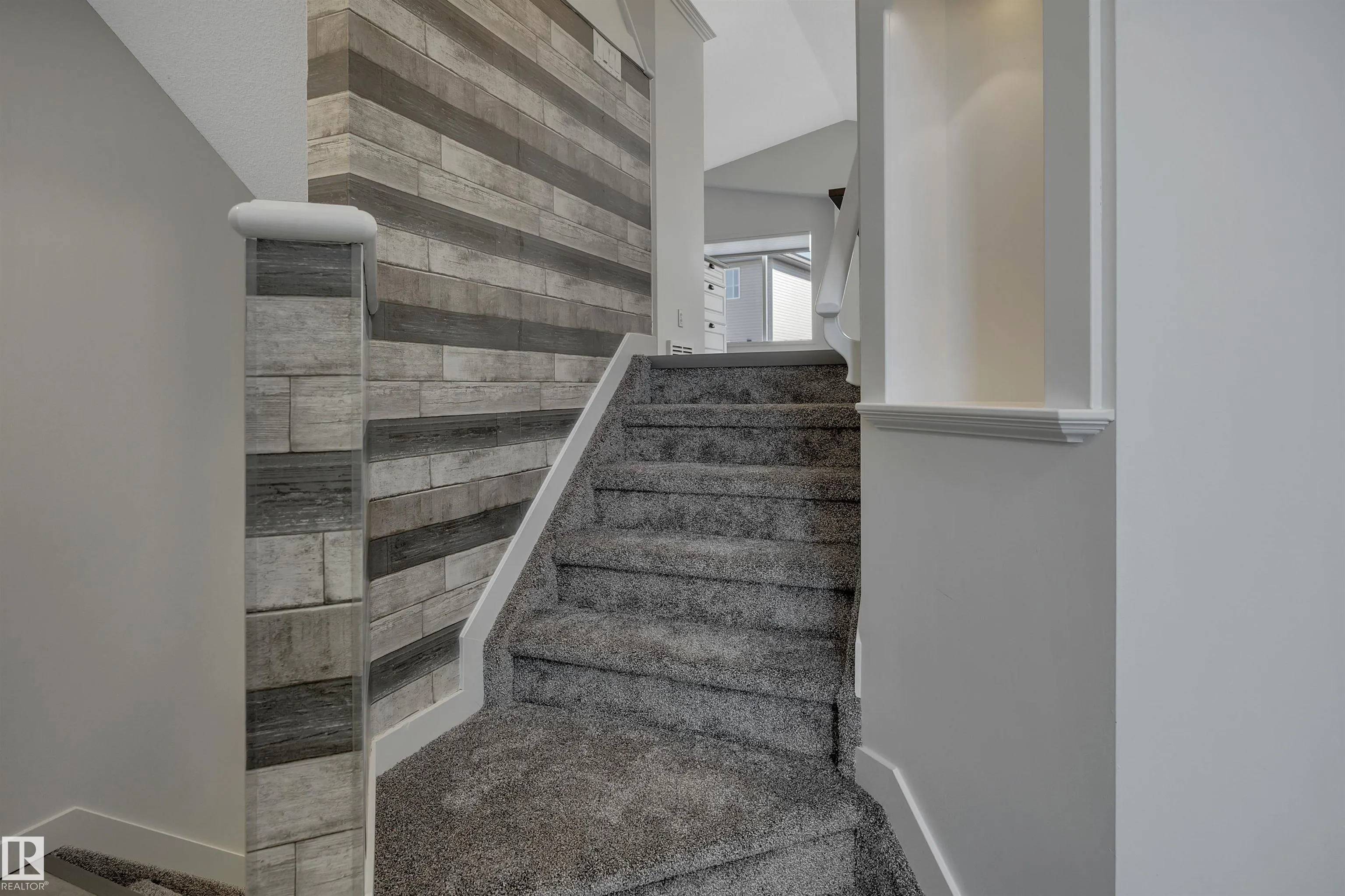 32 MEADOWVIEW Drive