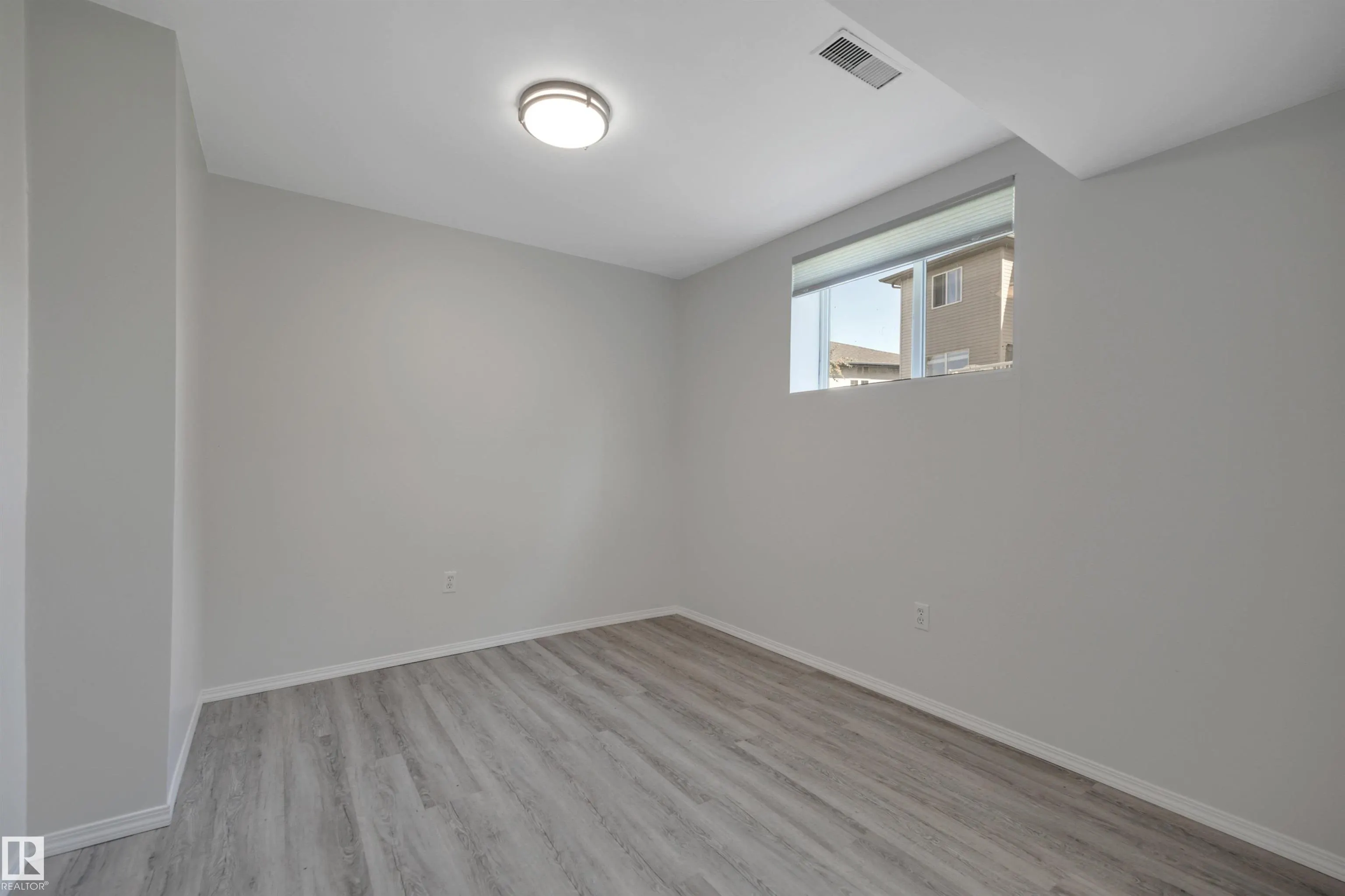 32 MEADOWVIEW Drive