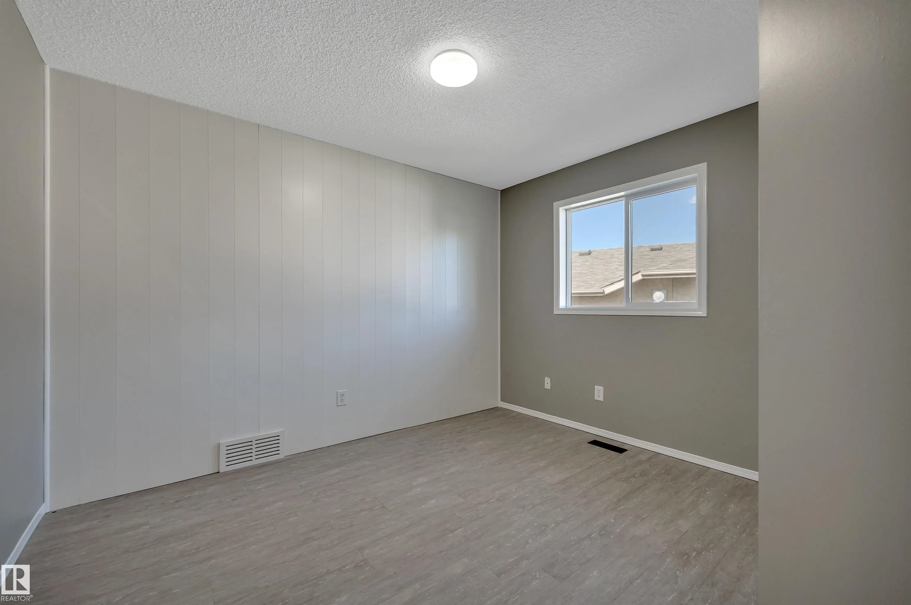 32 MEADOWVIEW Drive