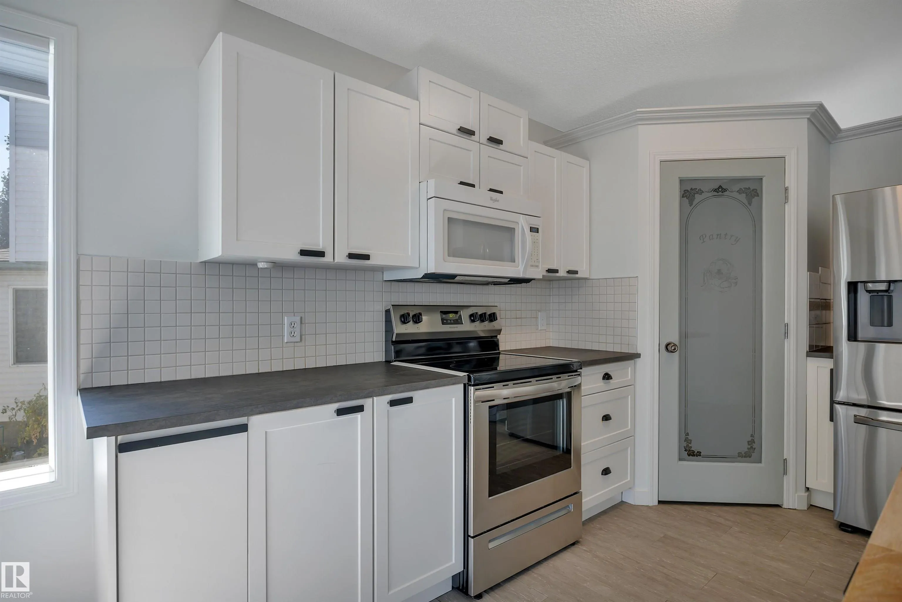 32 MEADOWVIEW Drive