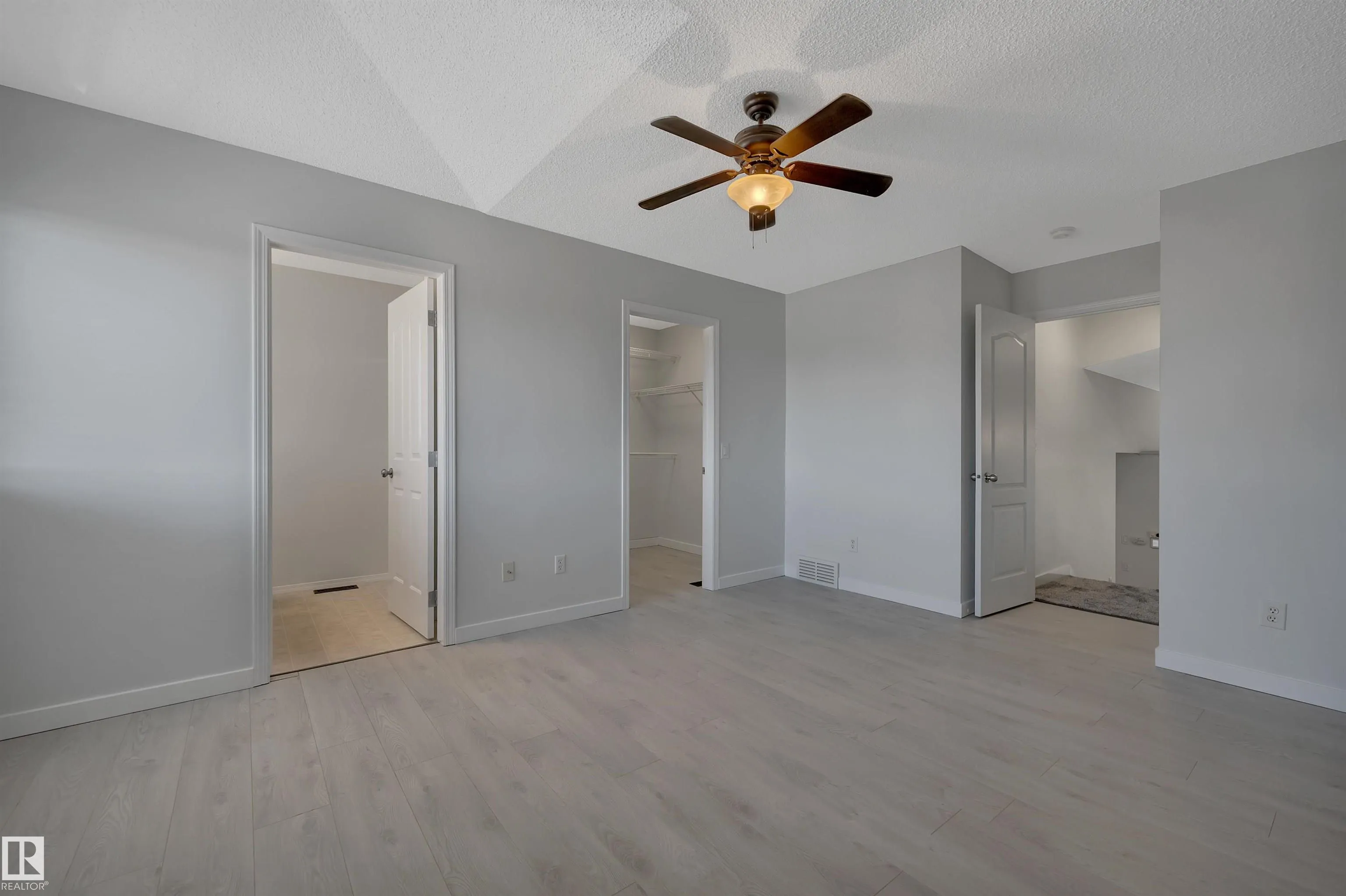 32 MEADOWVIEW Drive